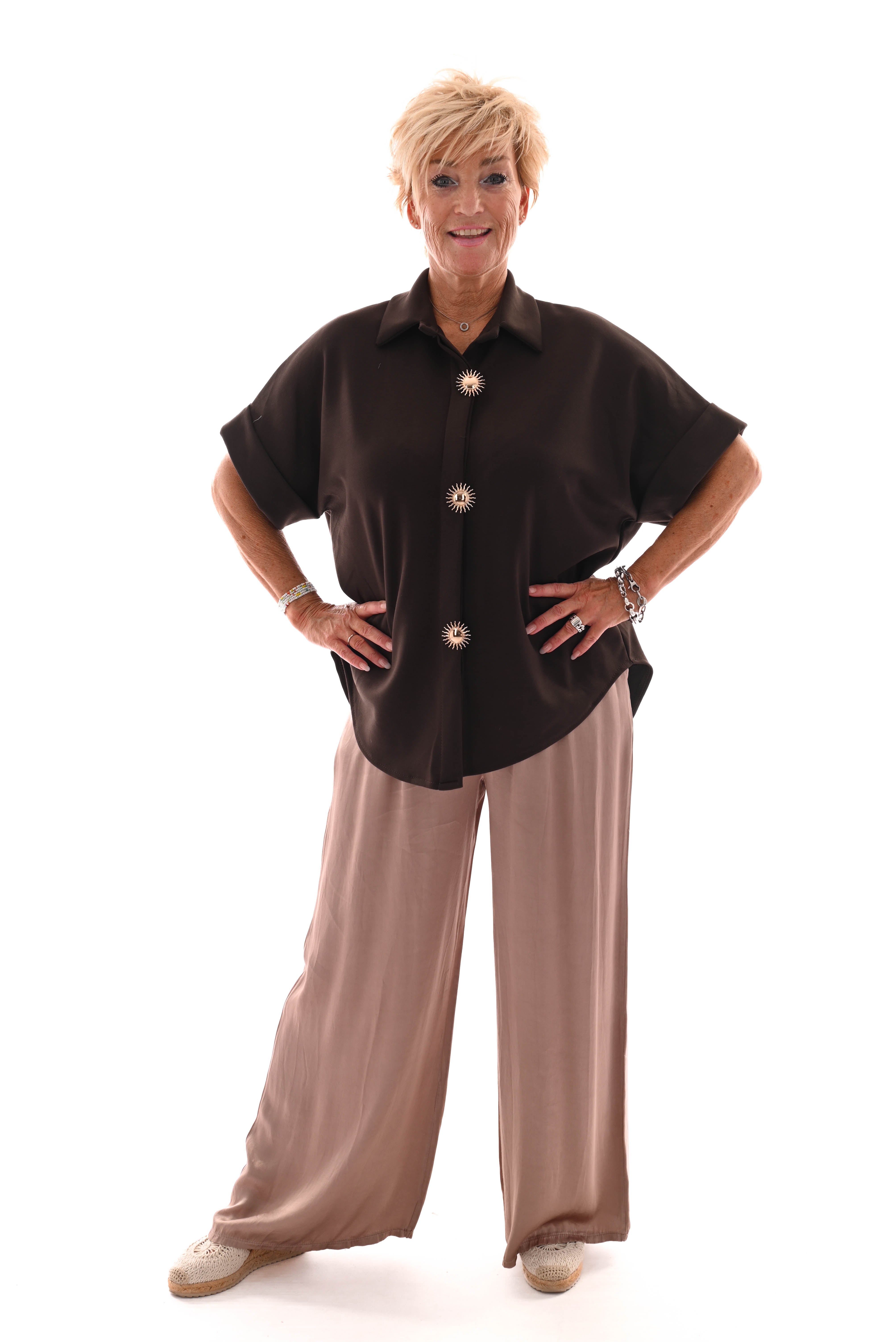 Jogging doorknoop blouse broche zon bruin