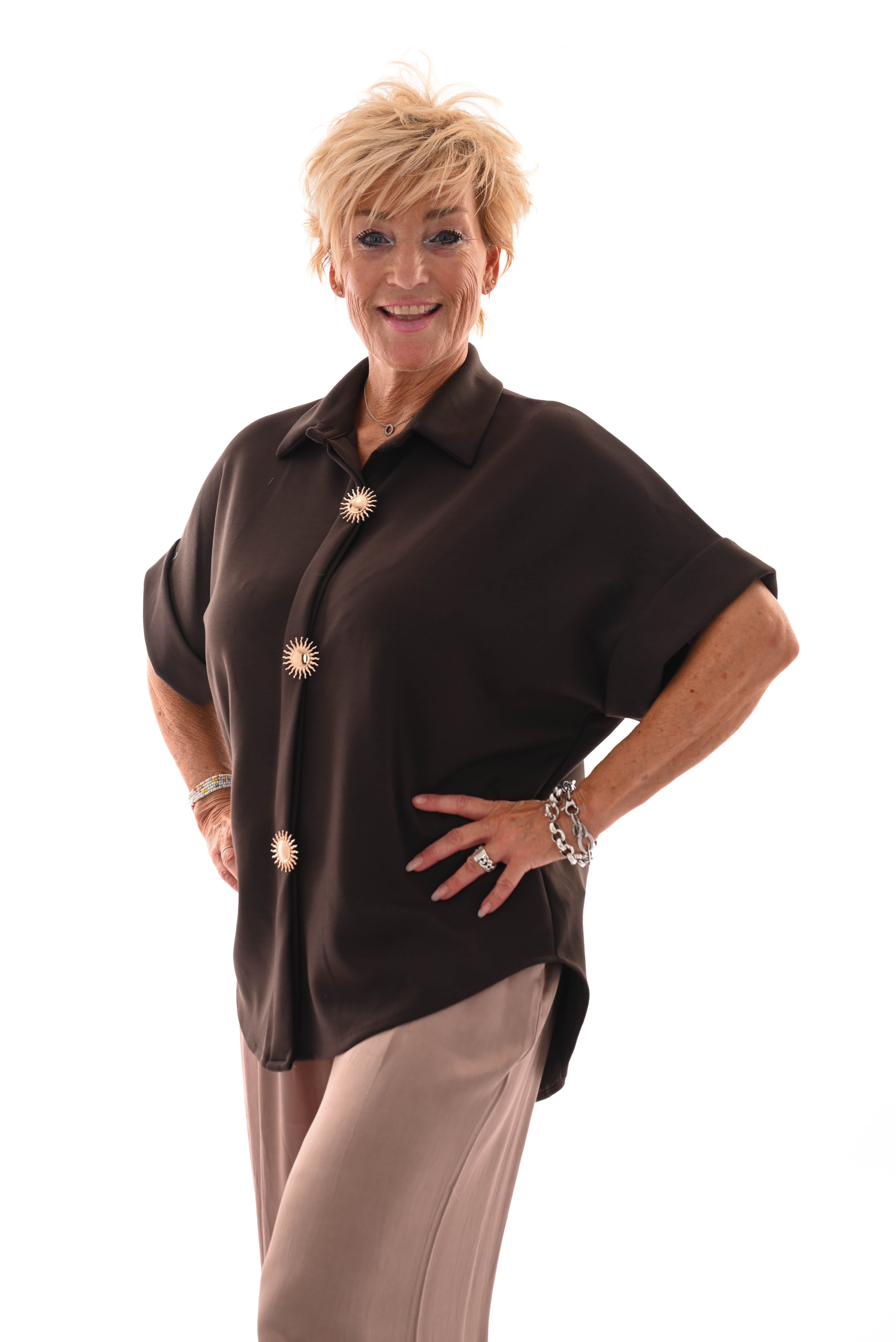 Jogging doorknoop blouse broche zon bruin
