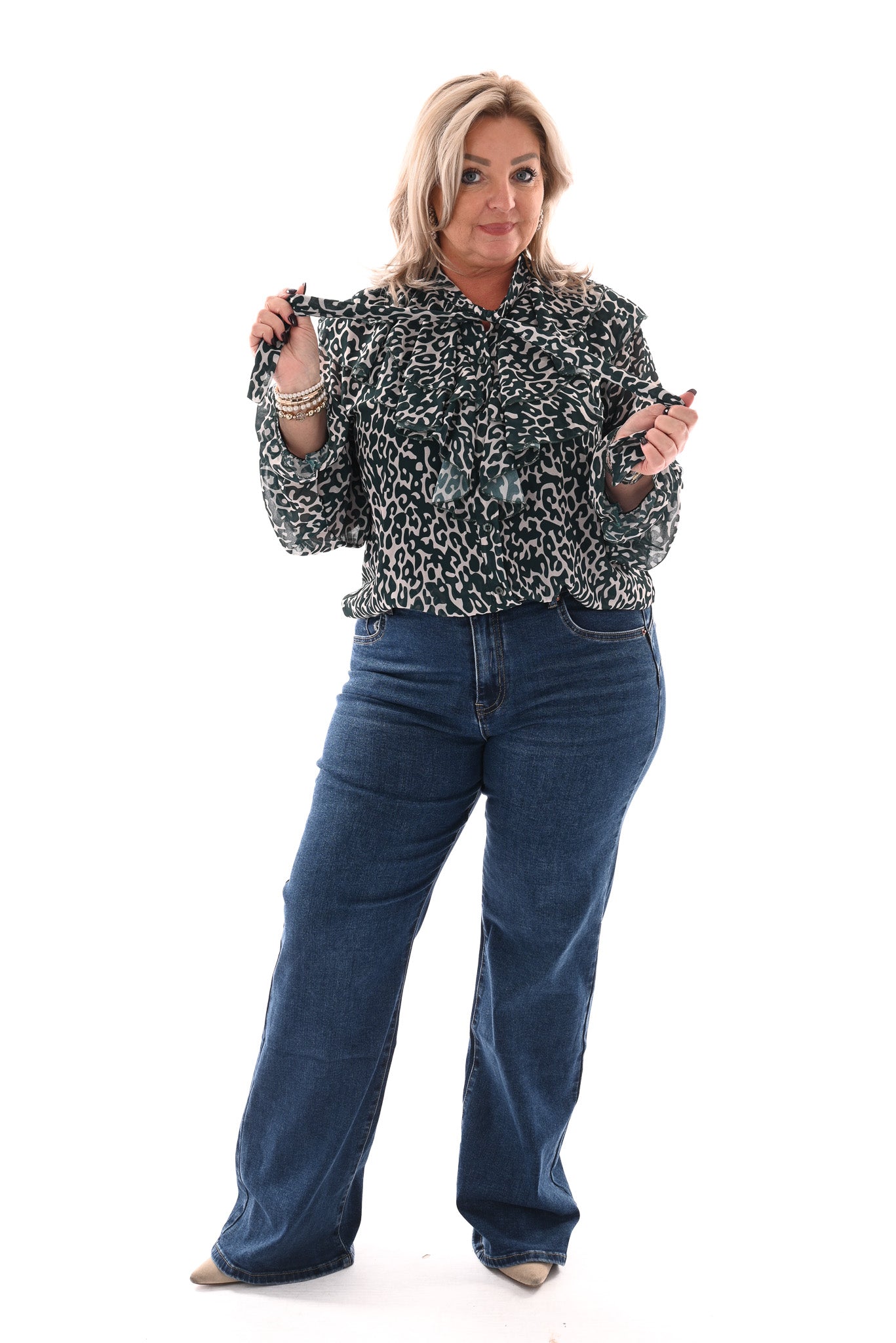 Doorknoop blouse roezels met trompetmouwen flessengroen