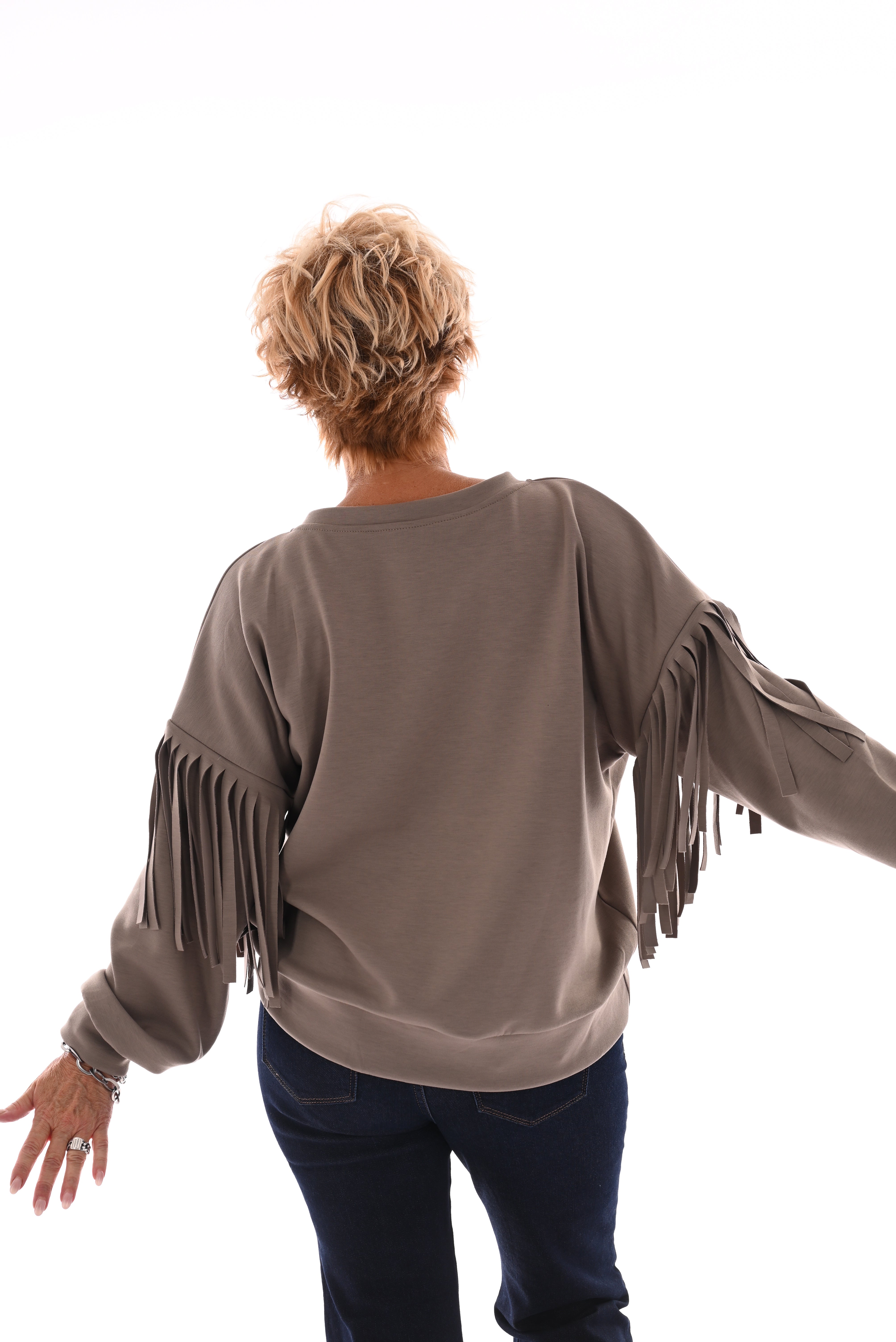 Sweater met franjes aan de mouwen taupe