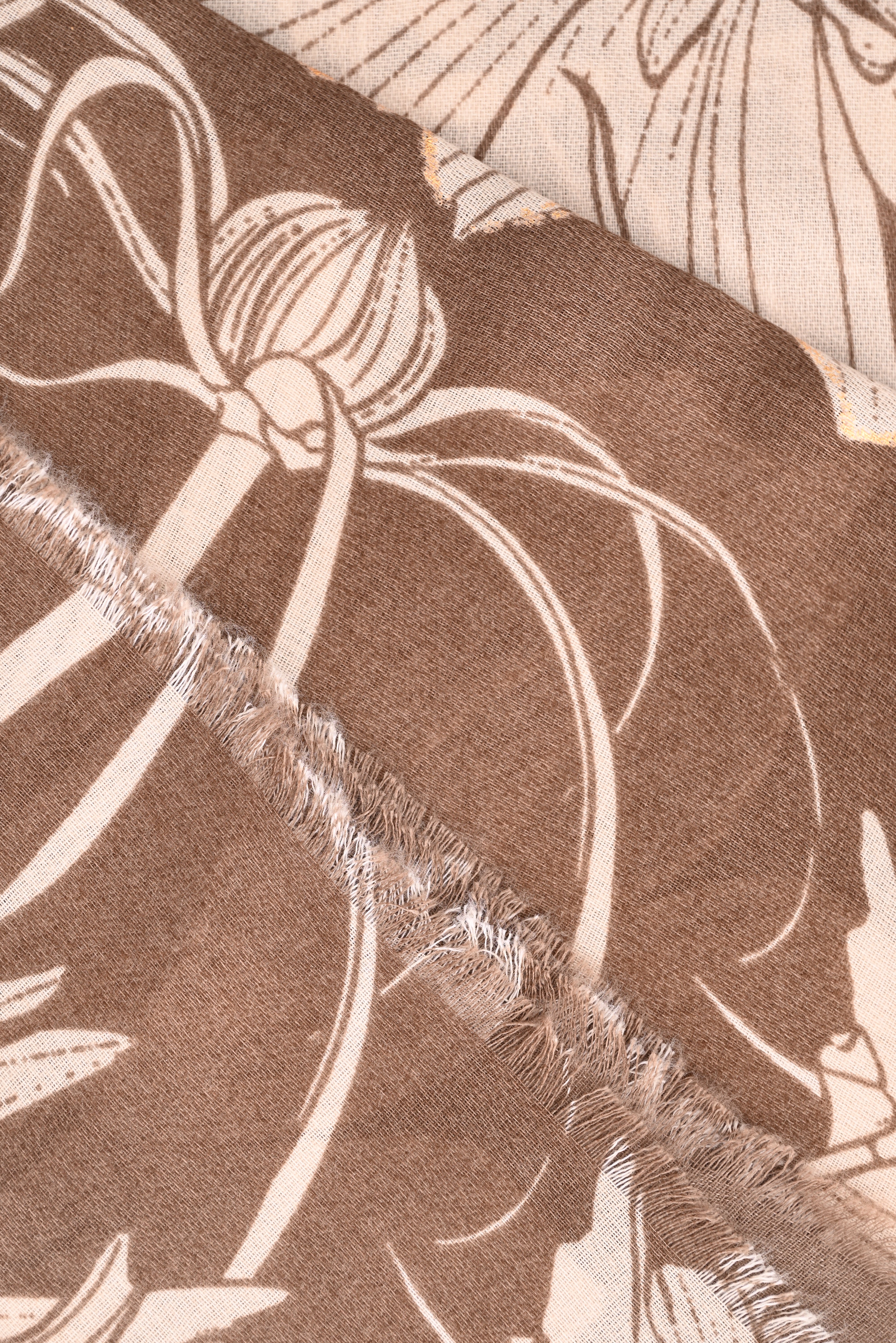 Sjaal grote bloemen donkerbruin