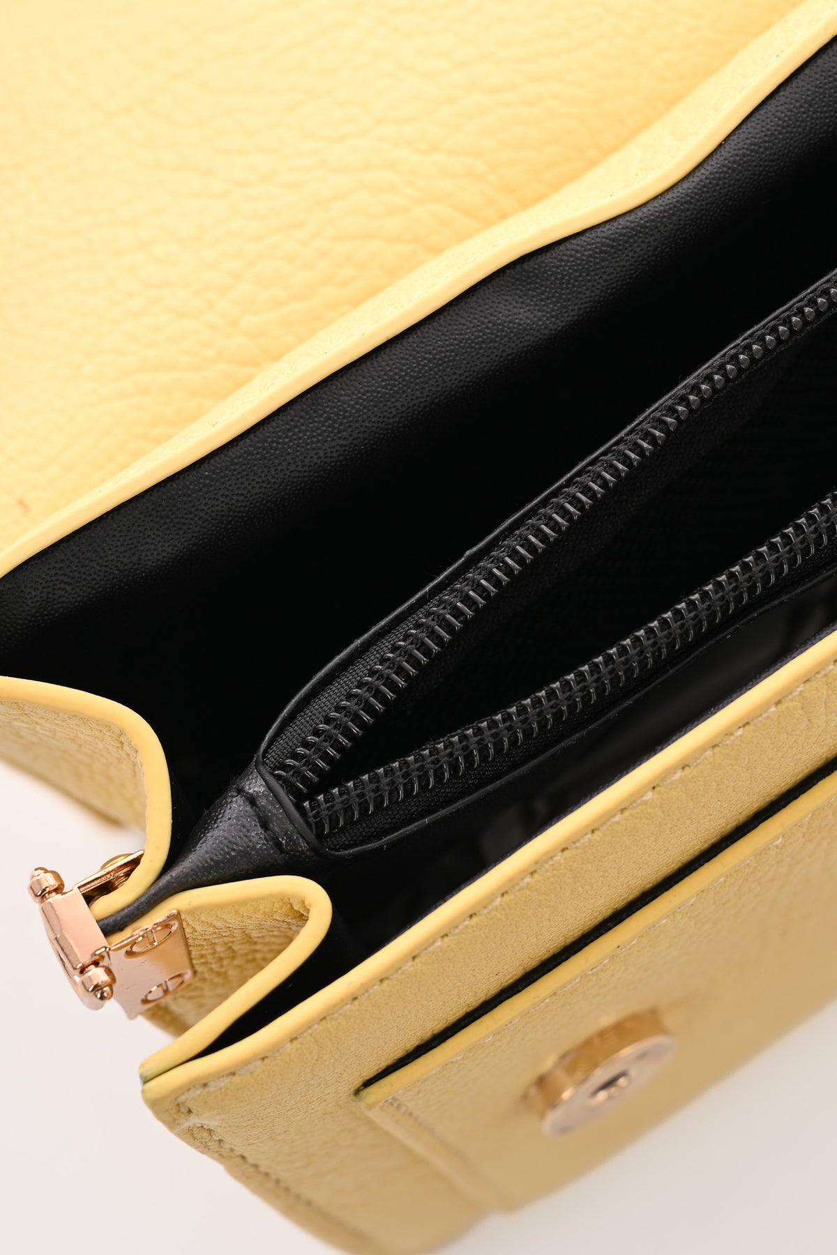 Kleine leren tas botergeel