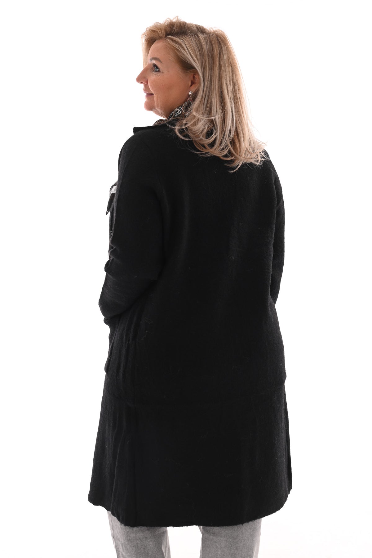Lang vest met zakken en knoop zwart