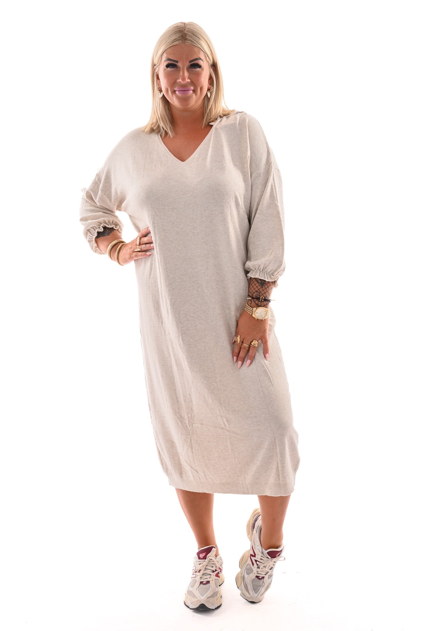 Lange jurk v-hals en elastieken mouwen beige