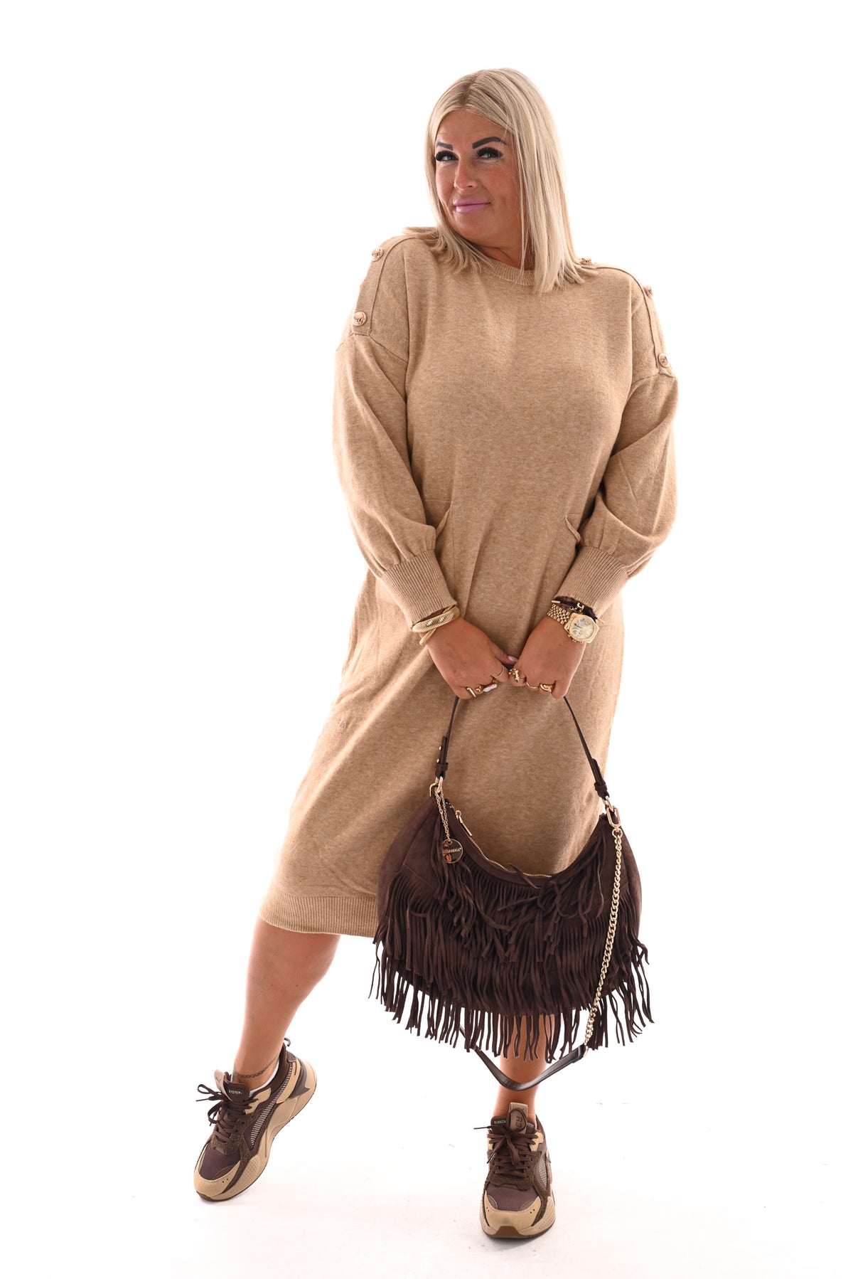 Lange jurk pofmouwen knopen op de schouders camel