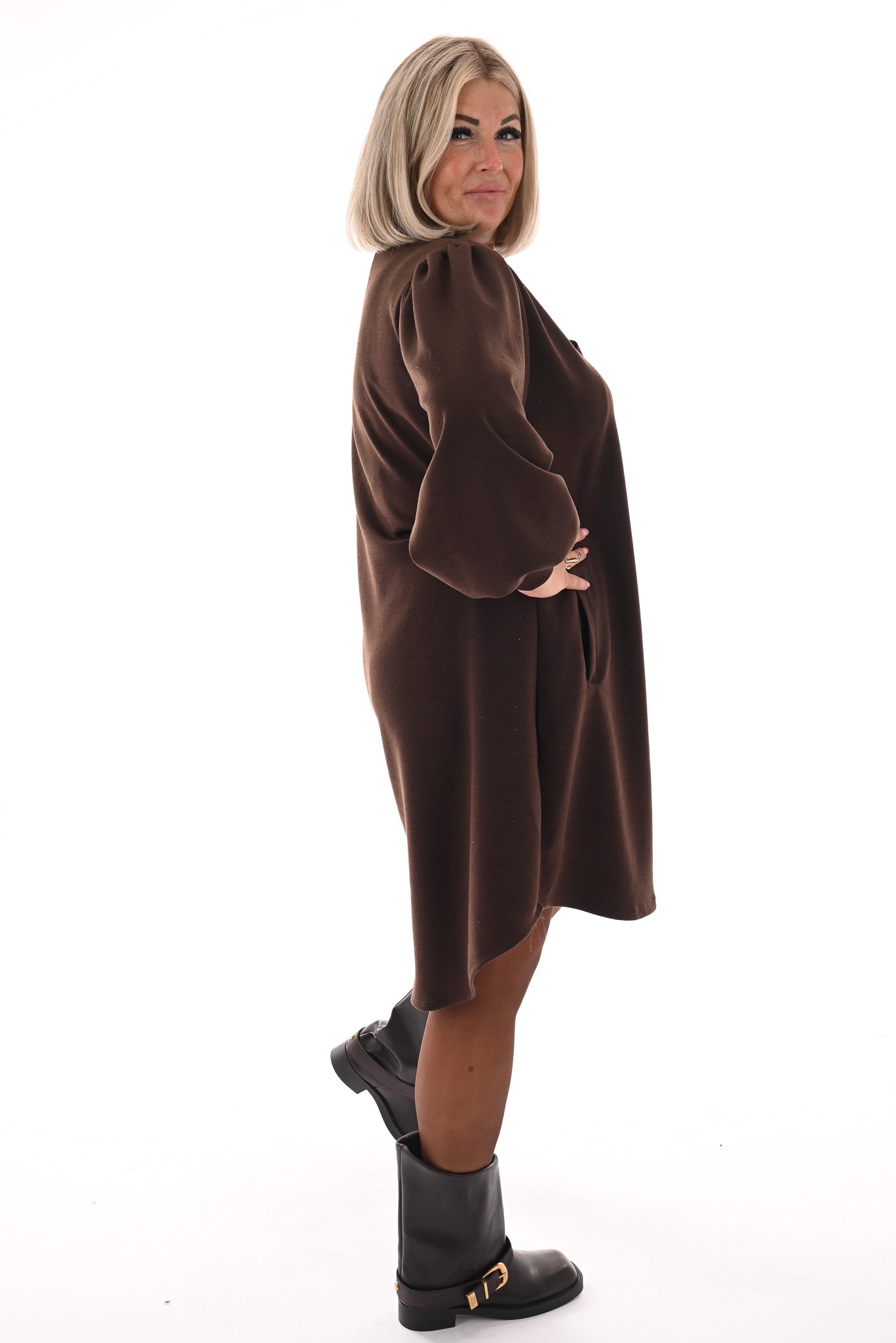 Jurk deluxe v-hals pofmouwen met strass bruin