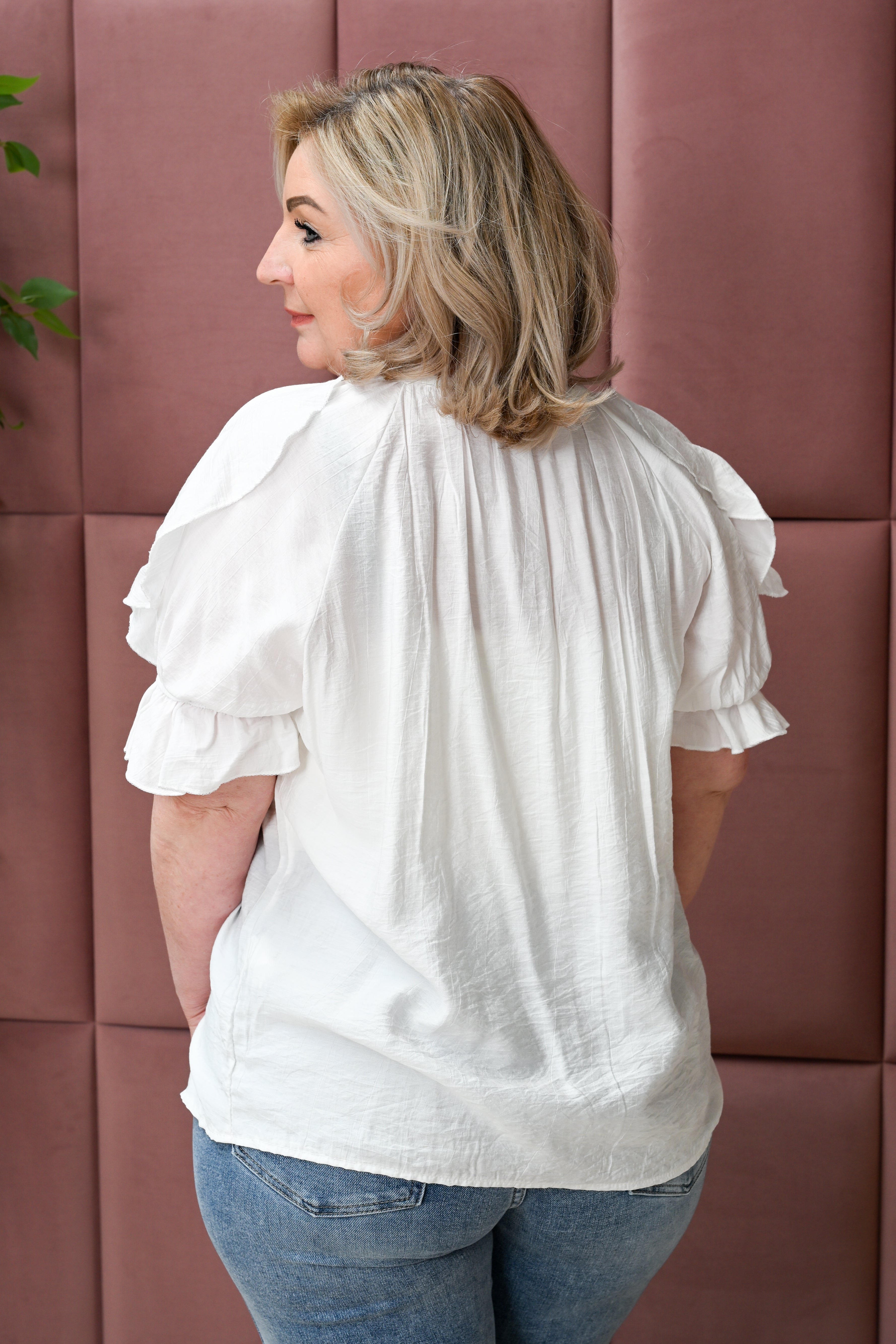 Blouse v-hals met roezel en korte mouwen roomwit