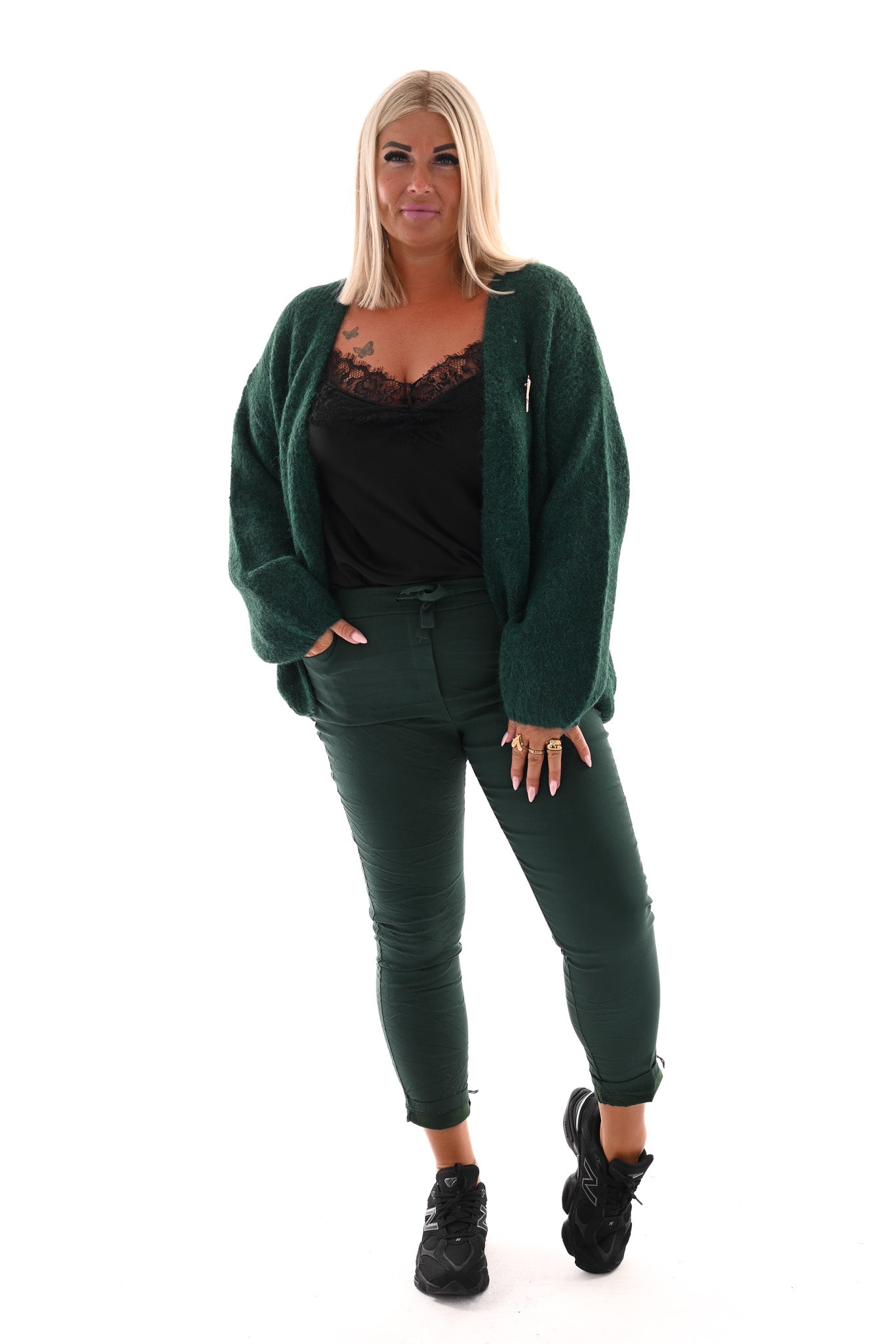 Kort fijn gebreid vest broche hartje groen
