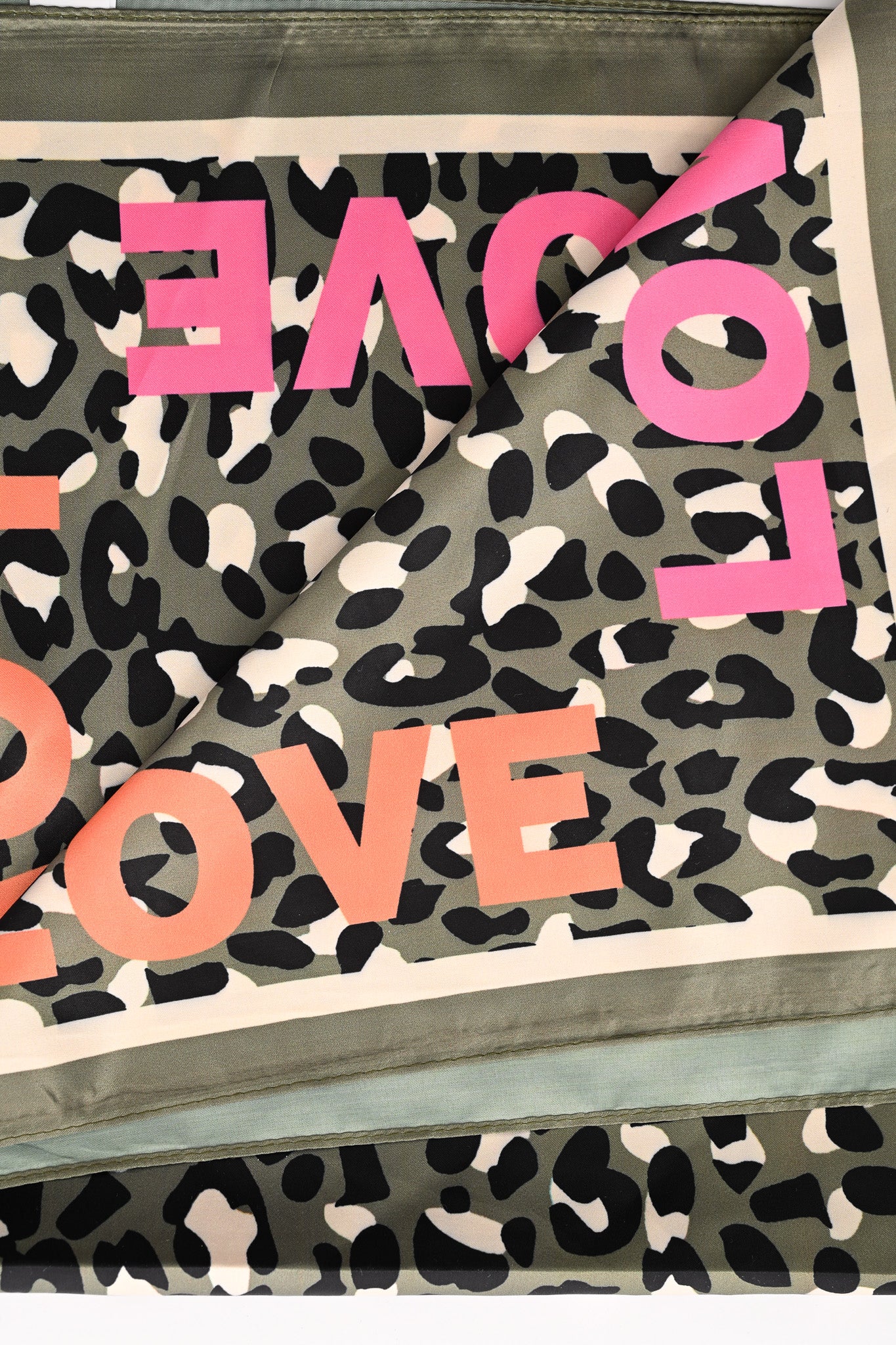 Kort sjaaltje panter print love legergroen