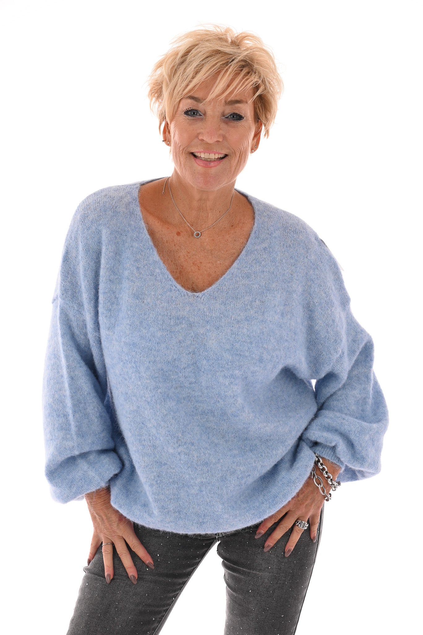 Fijn gebreide basic trui v-hals lichtblauw