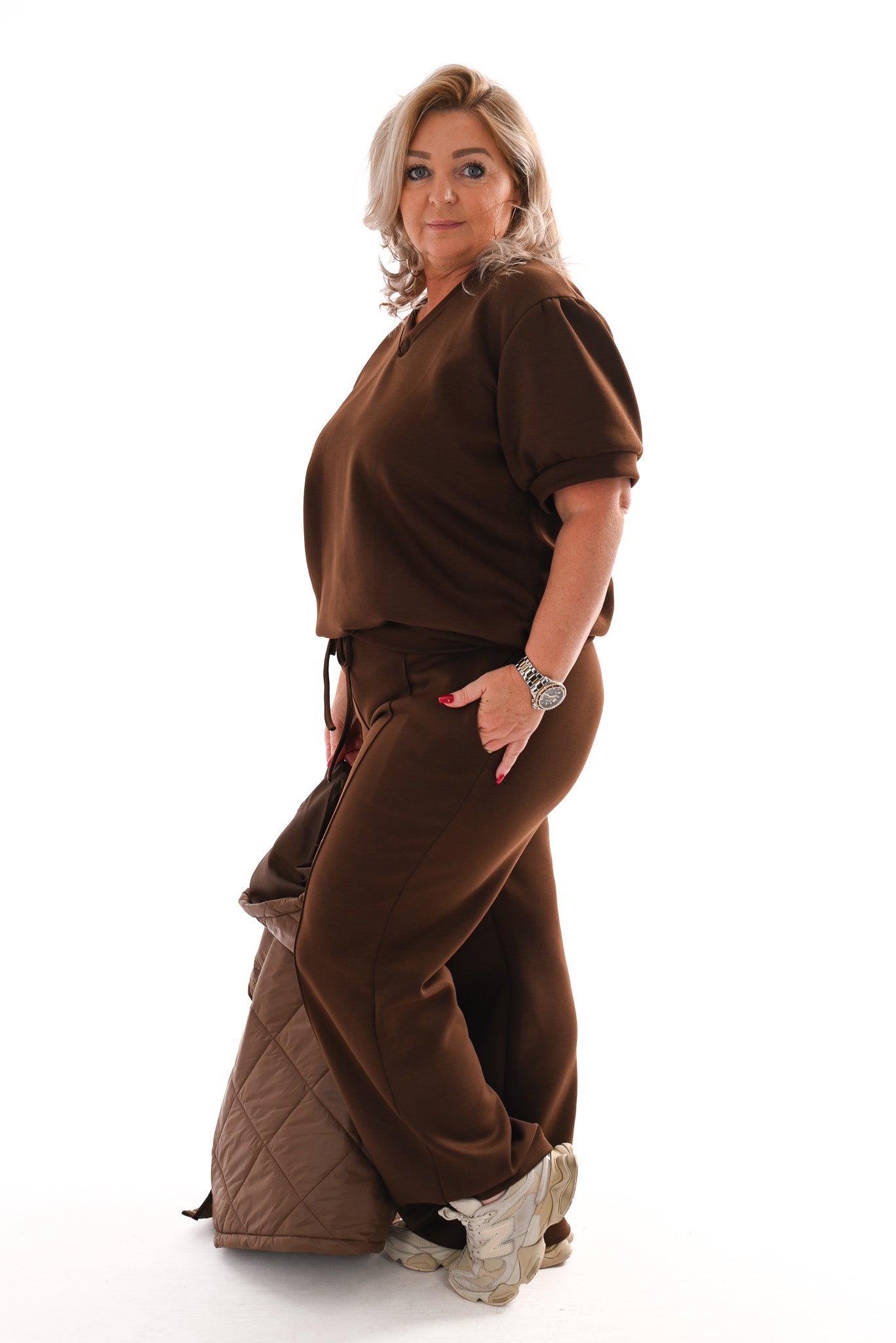 Tweedelig jogging set v-hals met boord uni bruin