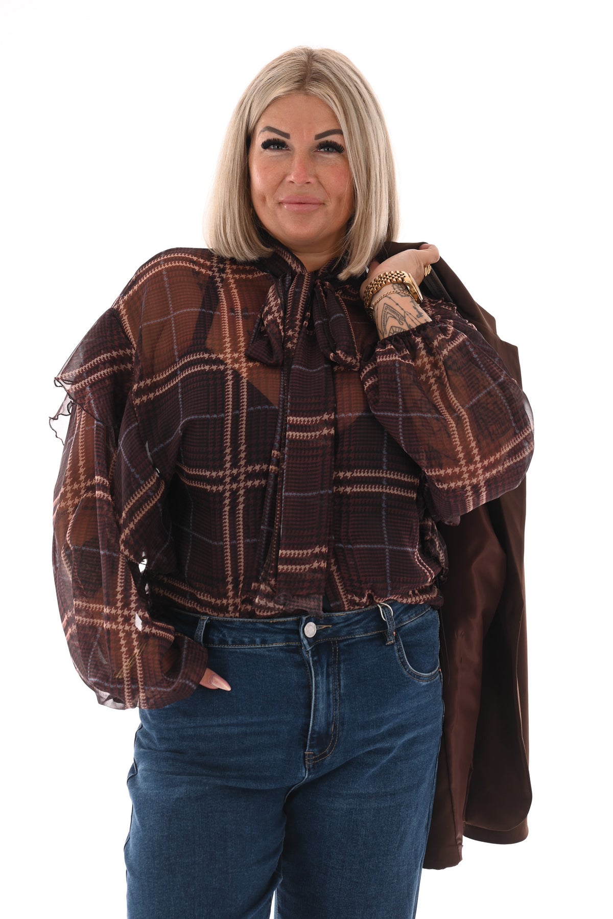 Doorknoop blouse ruitprint roezels donkerbruin