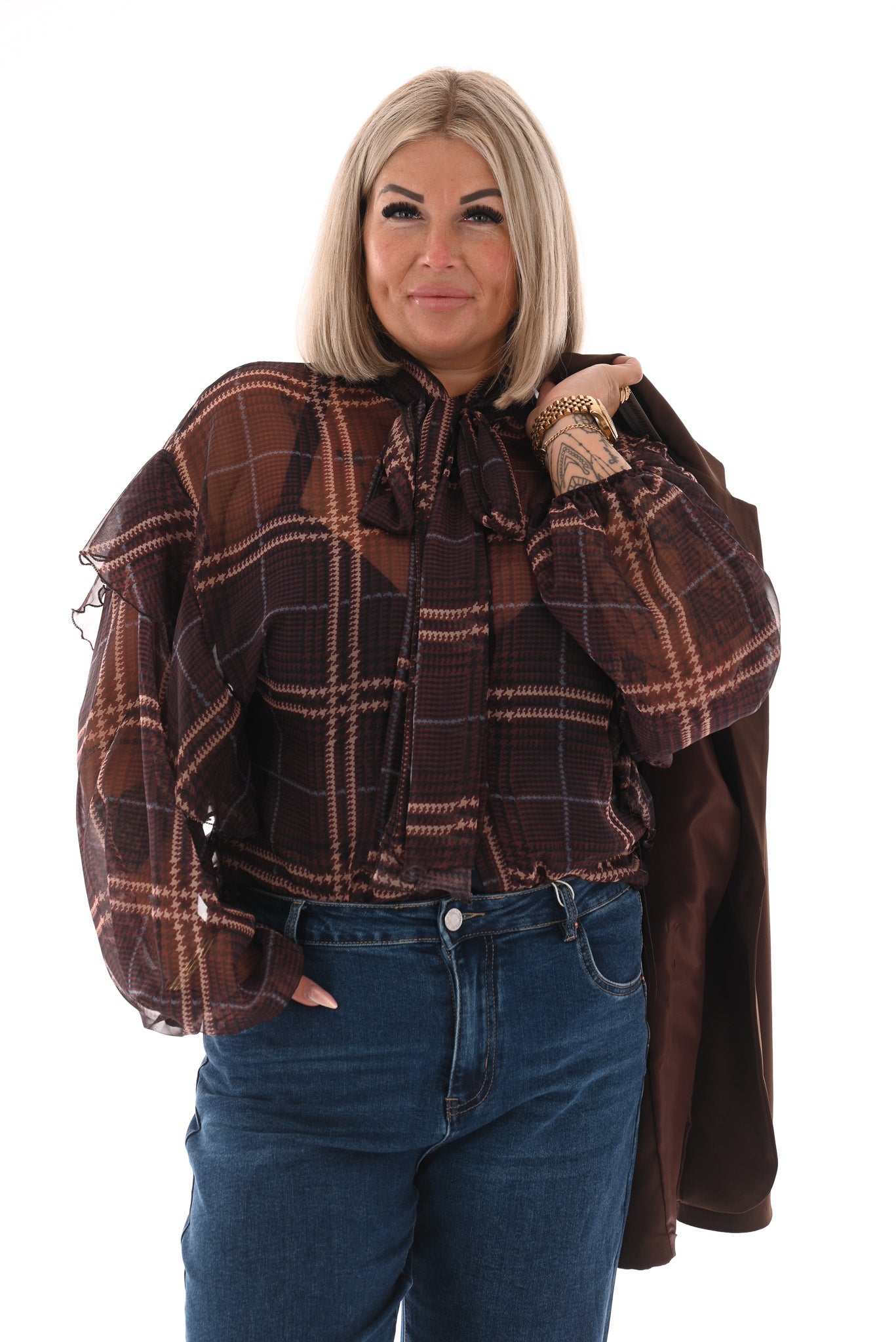 Doorknoop blouse ruitprint roezels donkerbruin