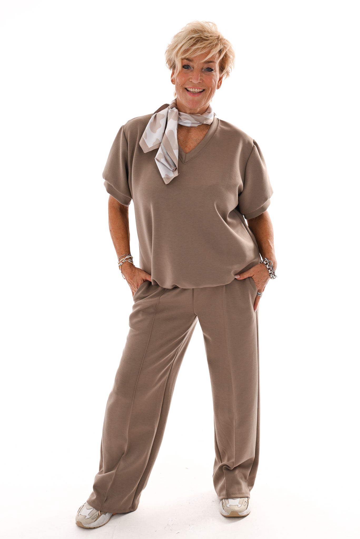 Tweedelig jogging set v-hals met boord uni beige