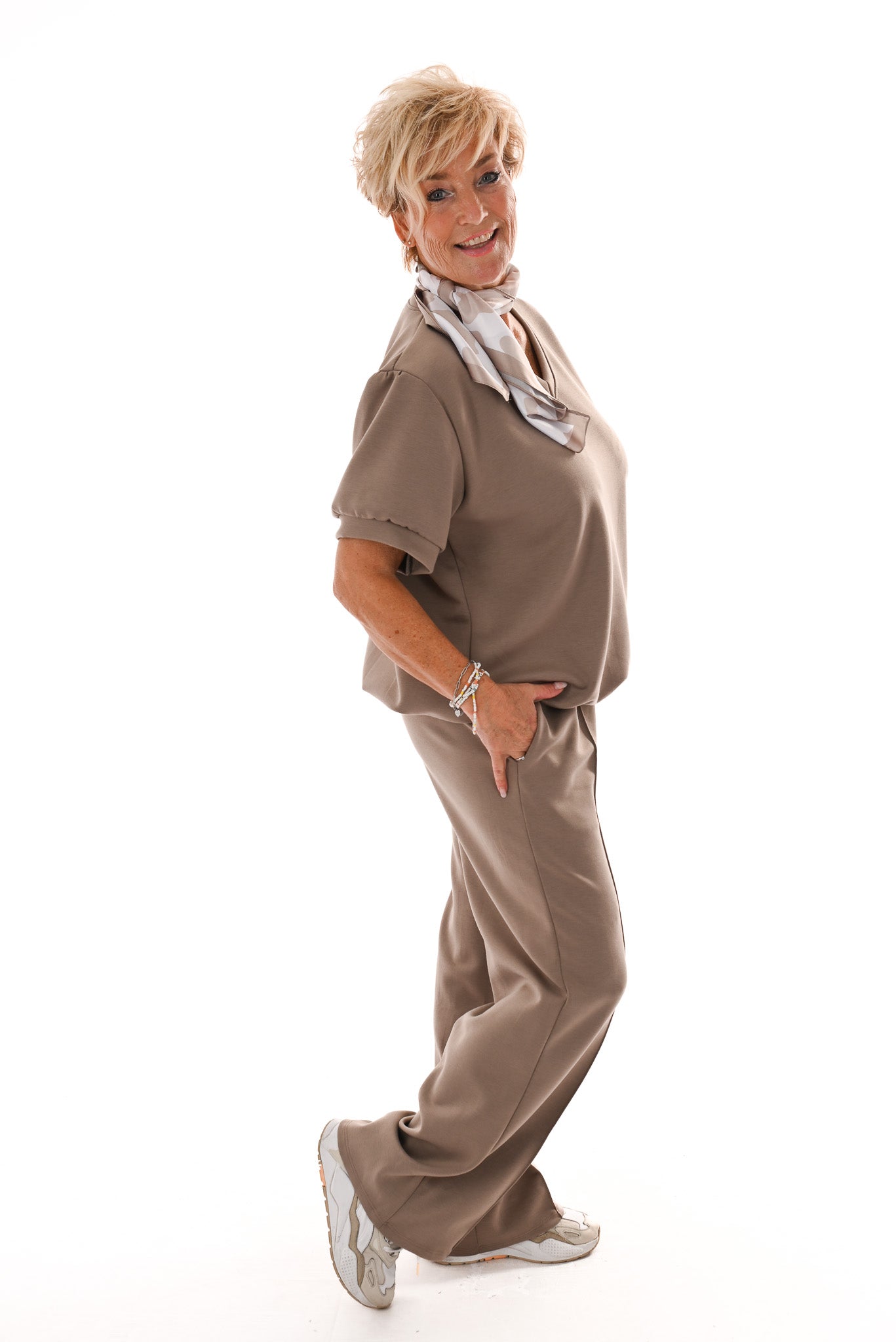 Tweedelig jogging set v-hals met boord uni beige