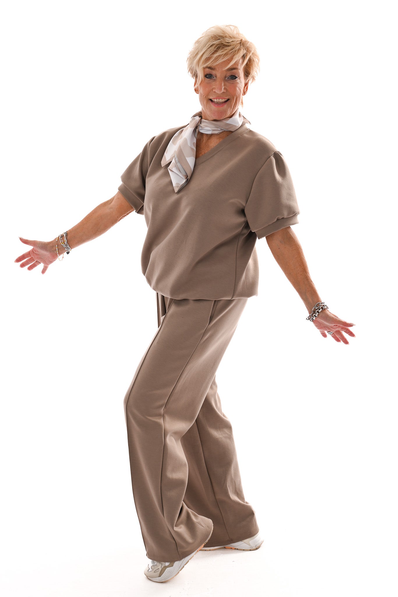 Tweedelig jogging set v-hals met boord uni beige