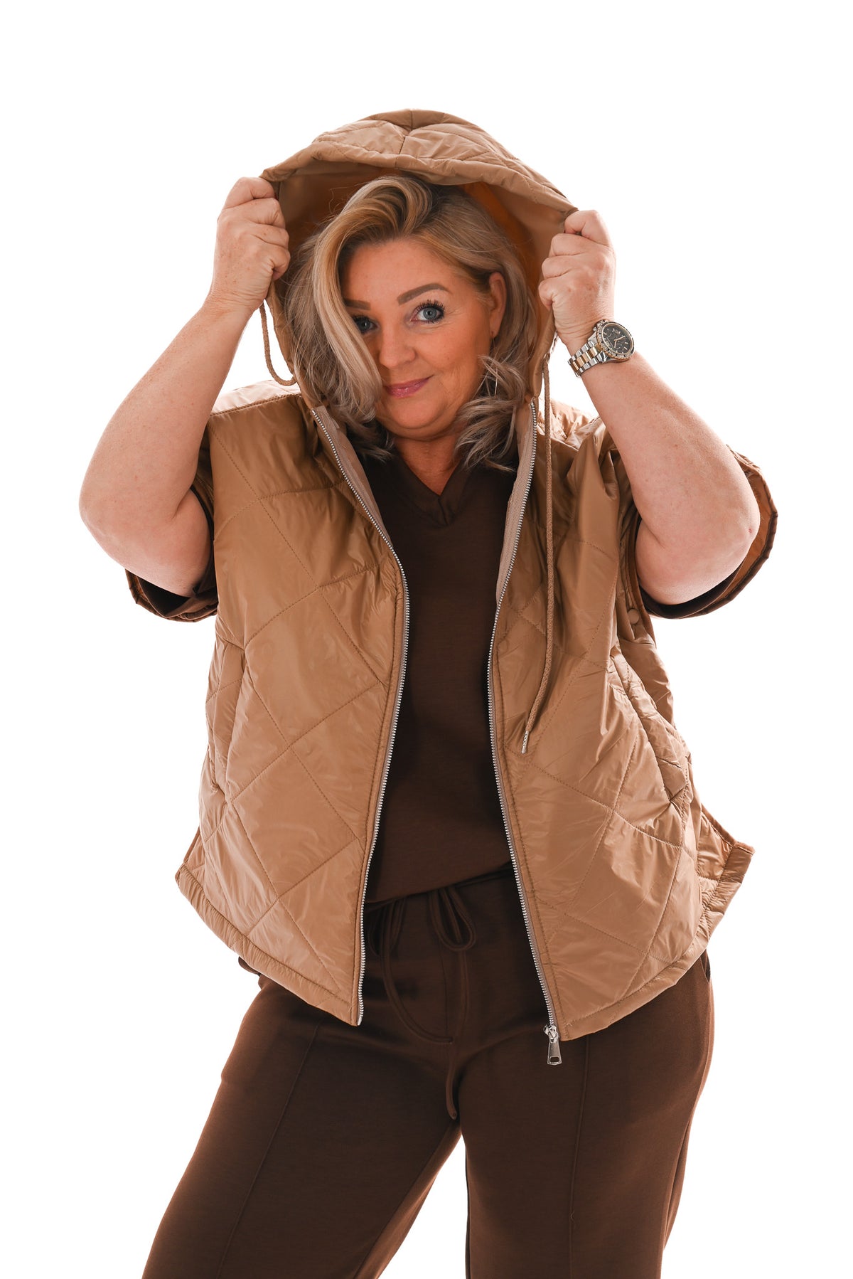 Korte bodywarmer met capuchon camel