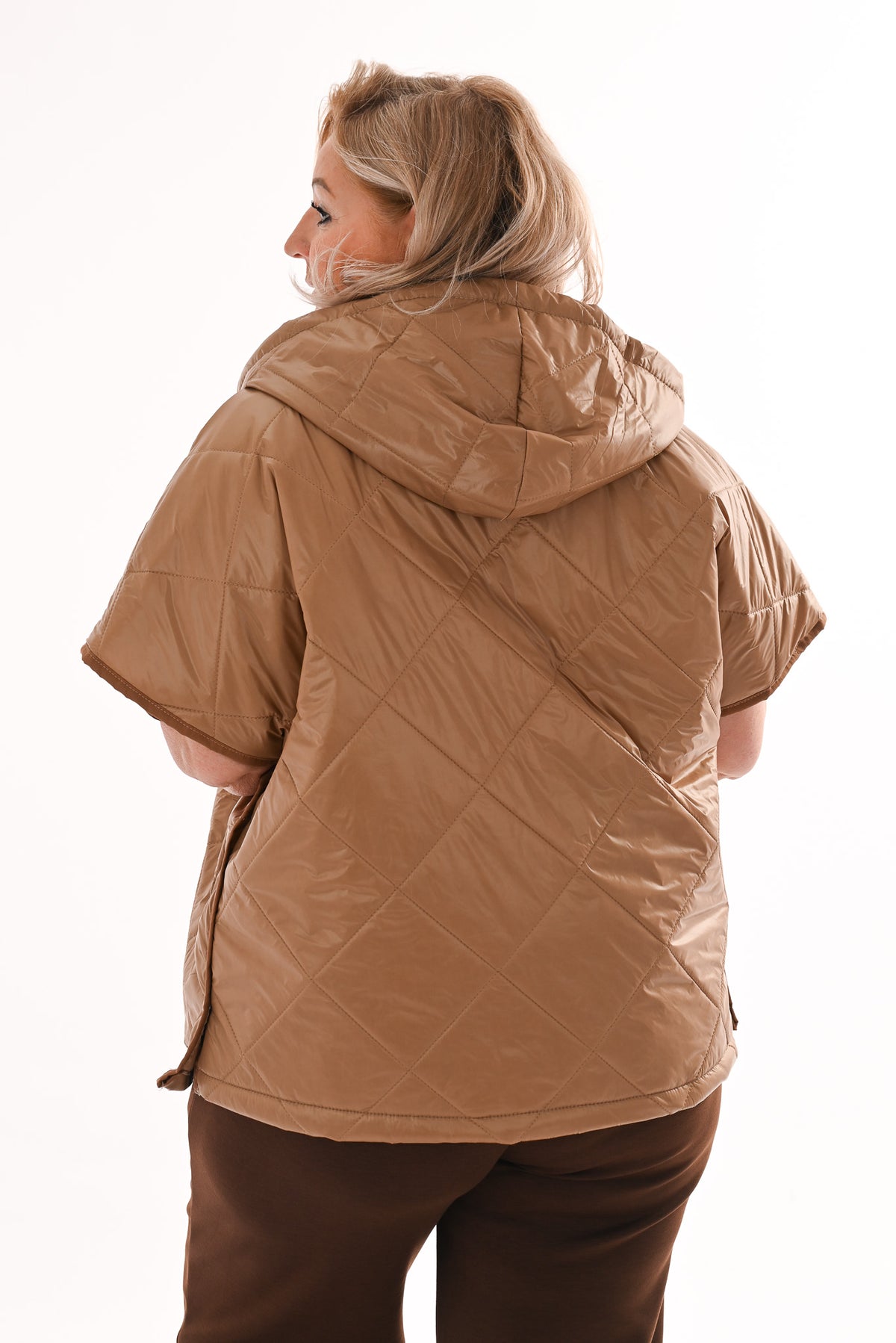 Korte bodywarmer met capuchon camel
