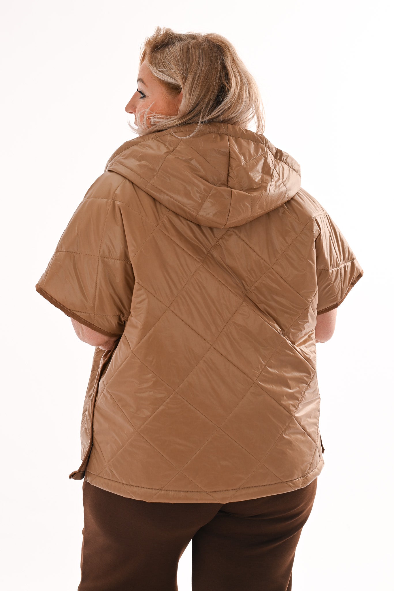 Korte bodywarmer met capuchon camel