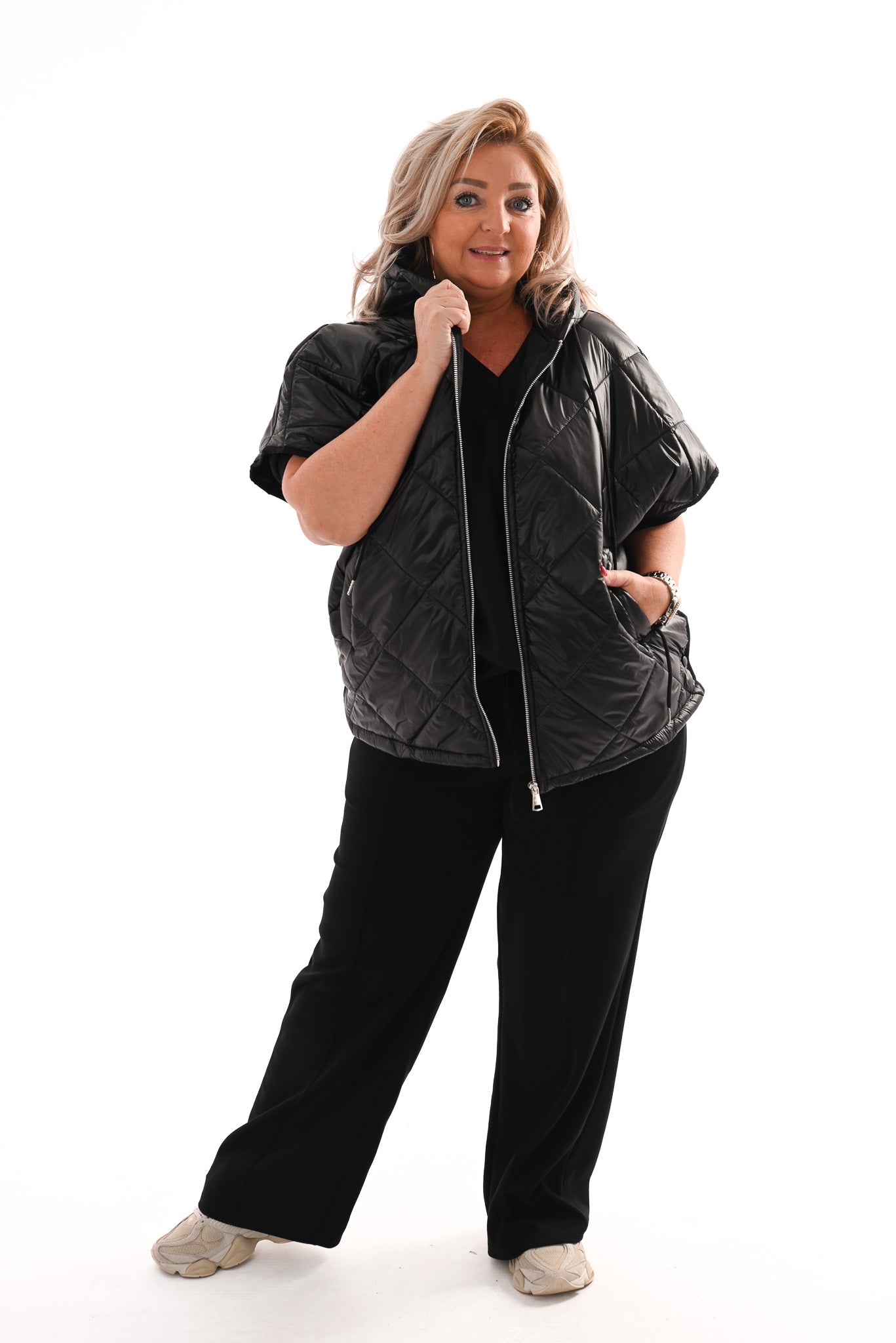 Korte bodywarmer met capuchon zwart