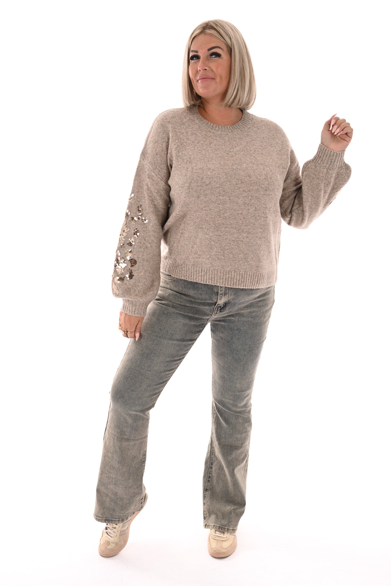 Fijn gebreide trui bloemen pailletten beige