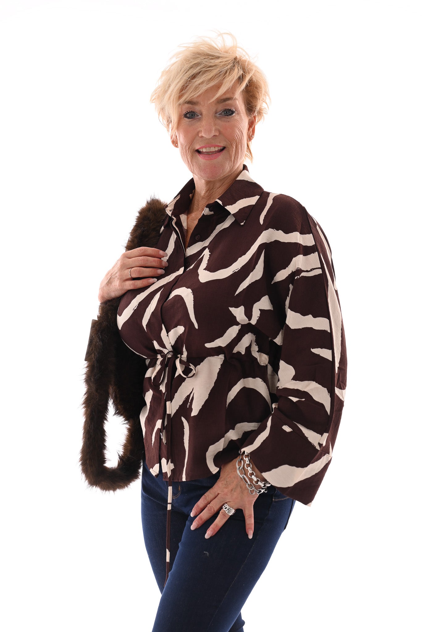 Blouse abstracte print donkerbruin