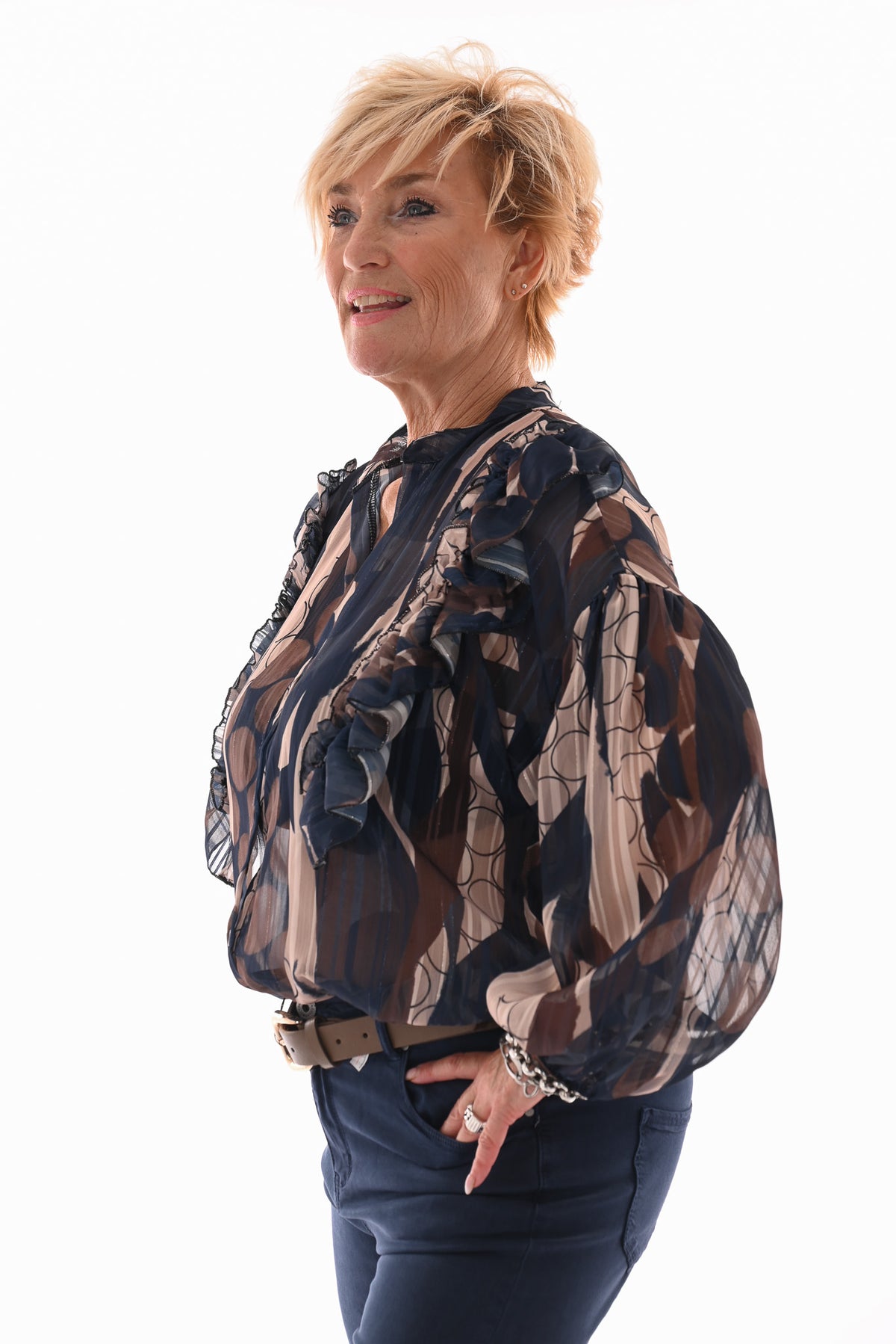 Blouse cirkels met ruffles marineblauw/beige