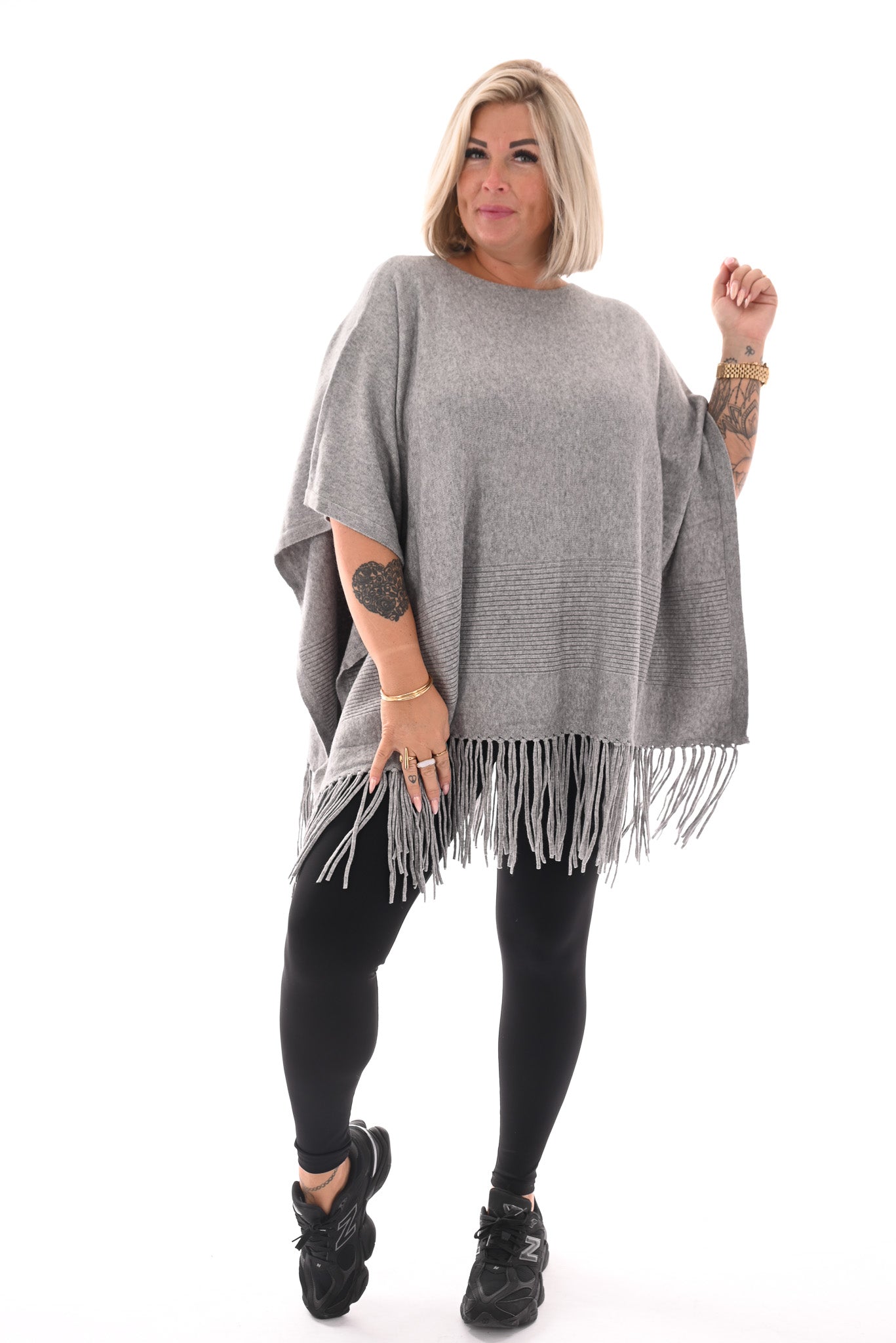 Poncho met franjes grijs