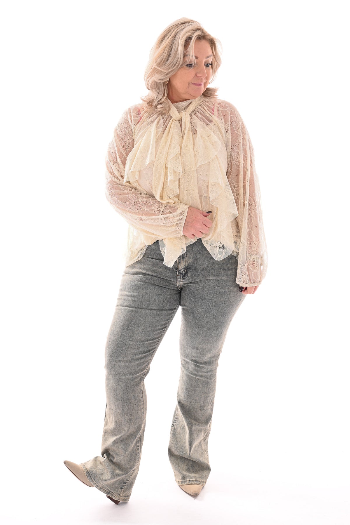 Kanten top roezels met strik achterkant creme