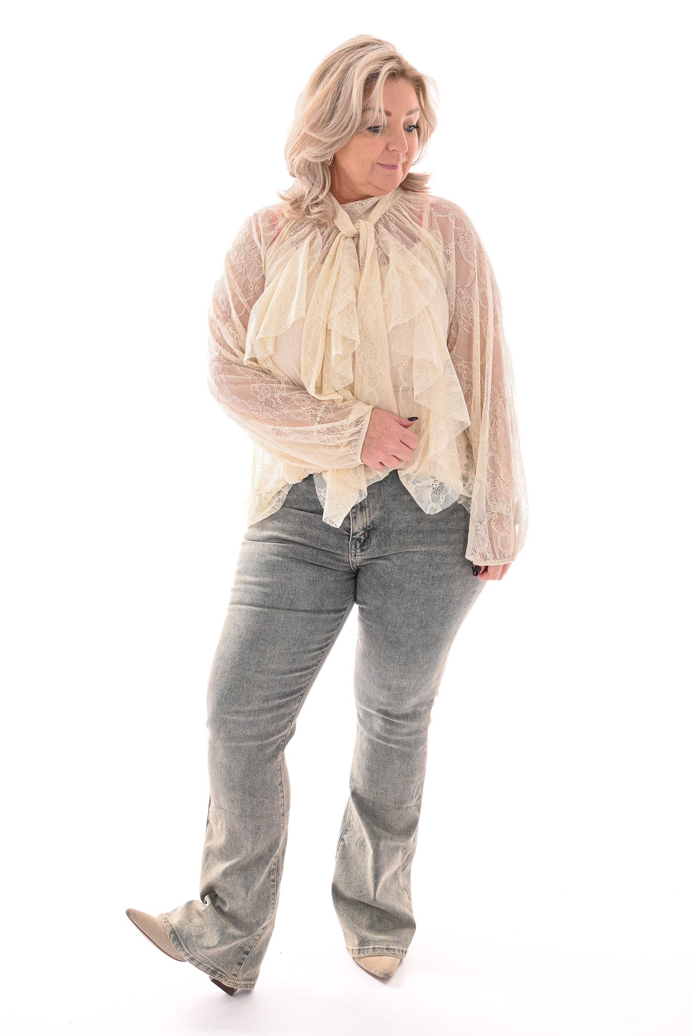 Kanten top roezels met strik achterkant creme