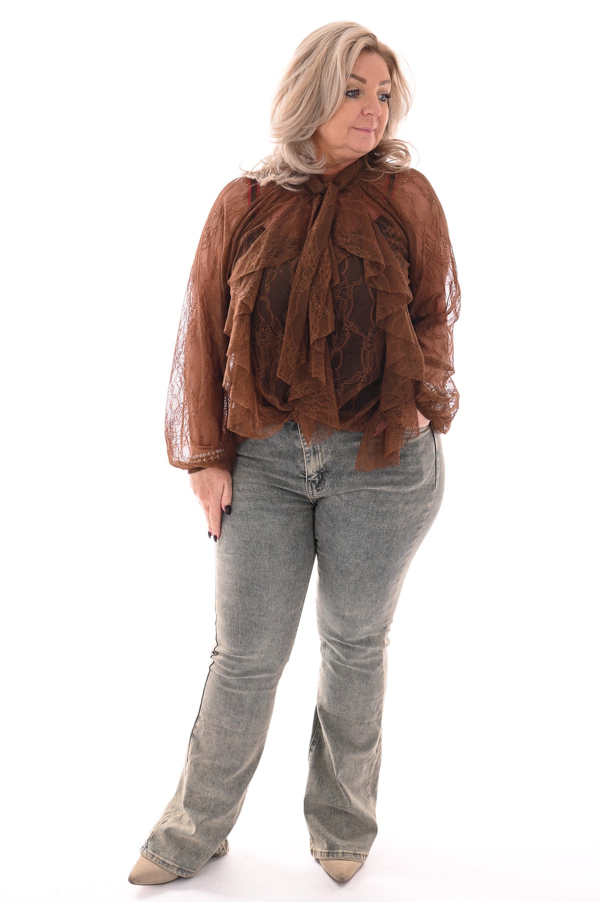 Kanten top roezels met strik achterkant bruin