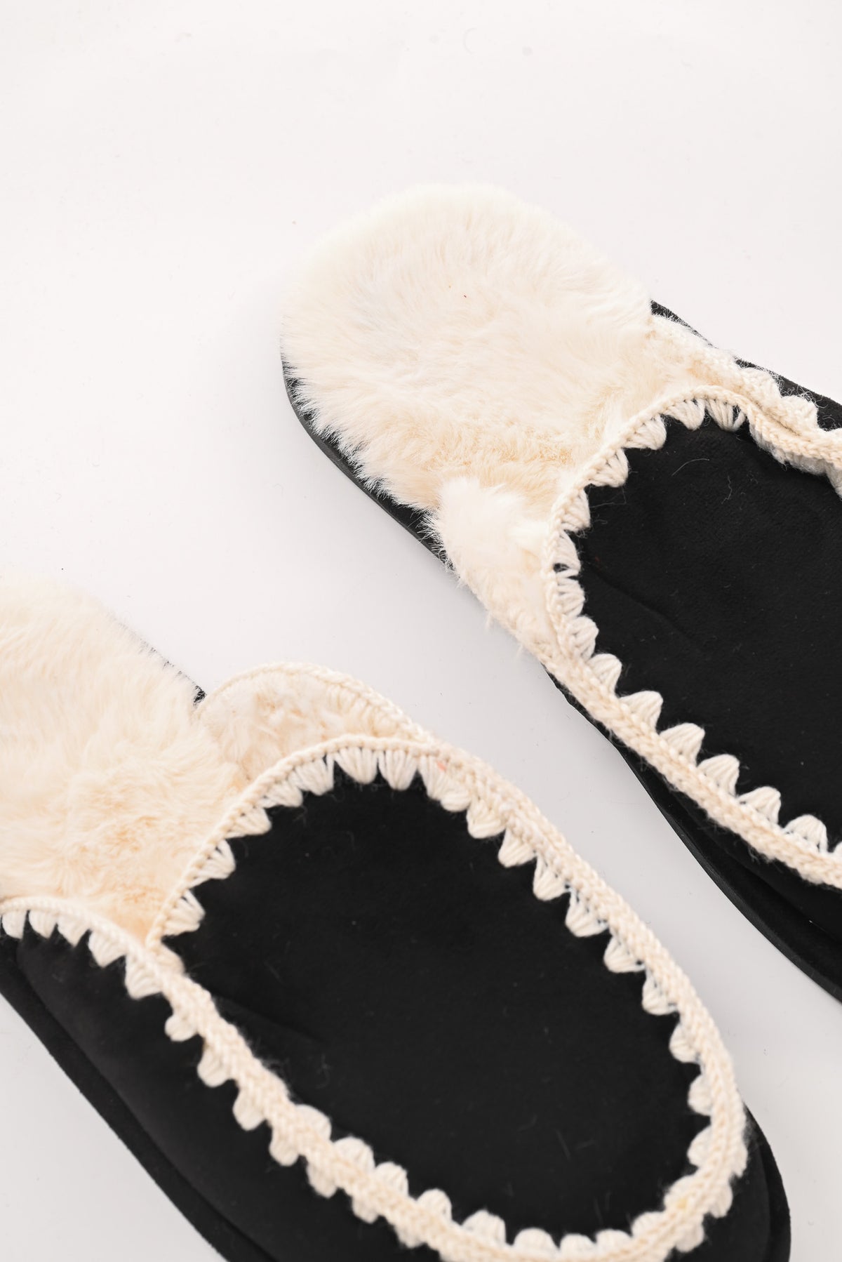 Pantoffels met sierrand zwart