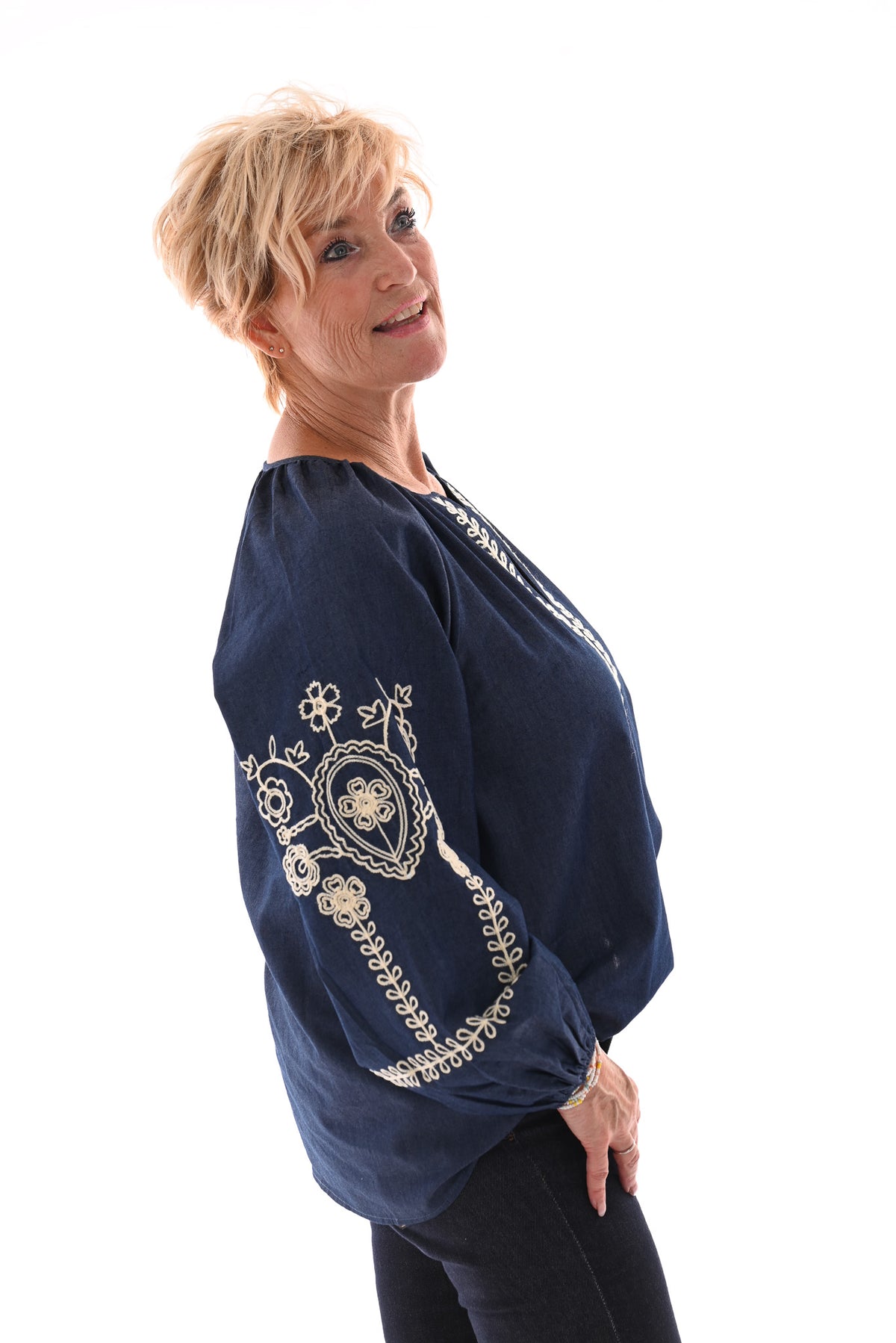 Blouse v-hals met geborduurde pofmouwen jeansblauw