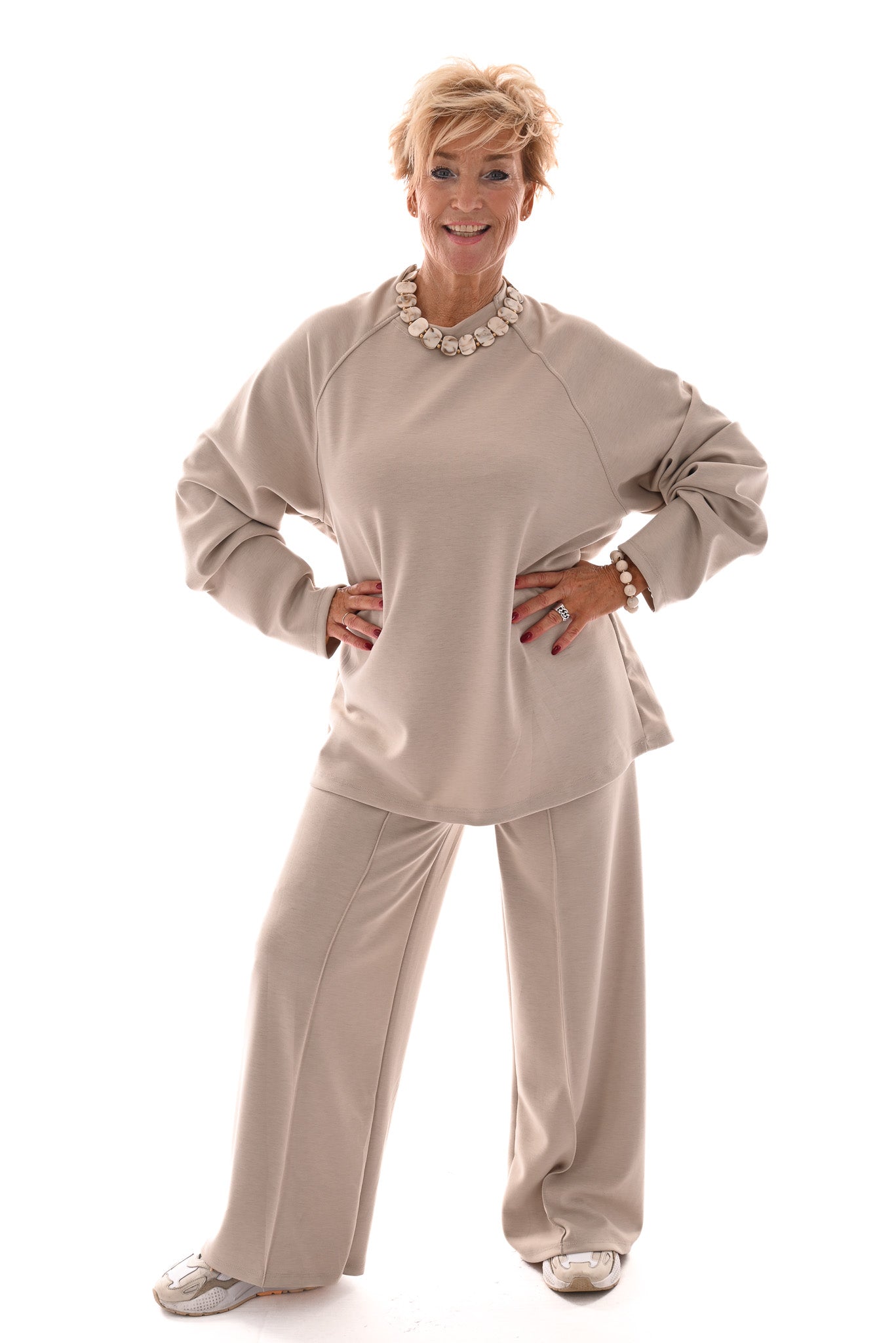 Tweedelig pak met gedrapeerde mouw en naad op de broek beige