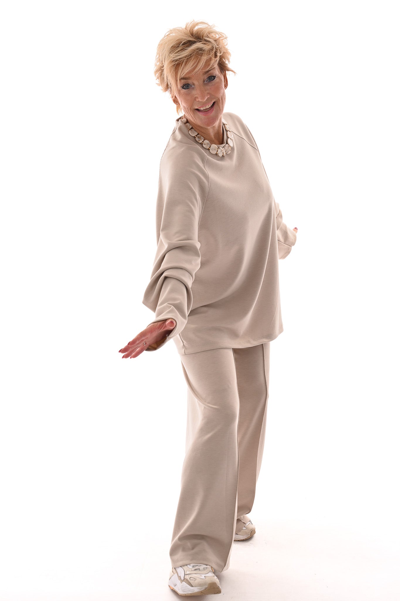Tweedelig pak met gedrapeerde mouw en naad op de broek beige