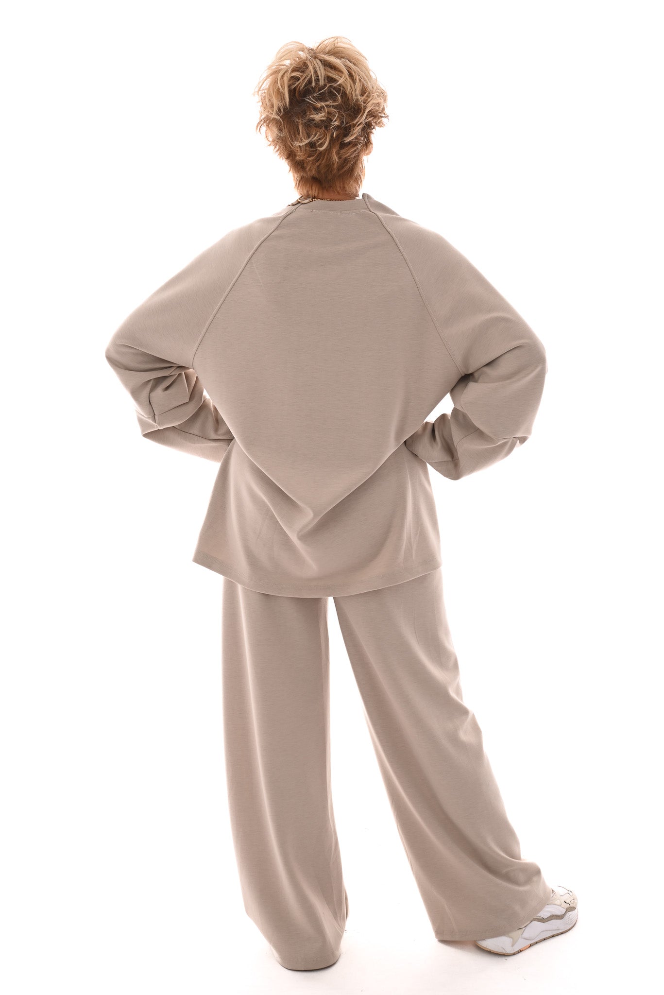 Tweedelig pak met gedrapeerde mouw en naad op de broek beige