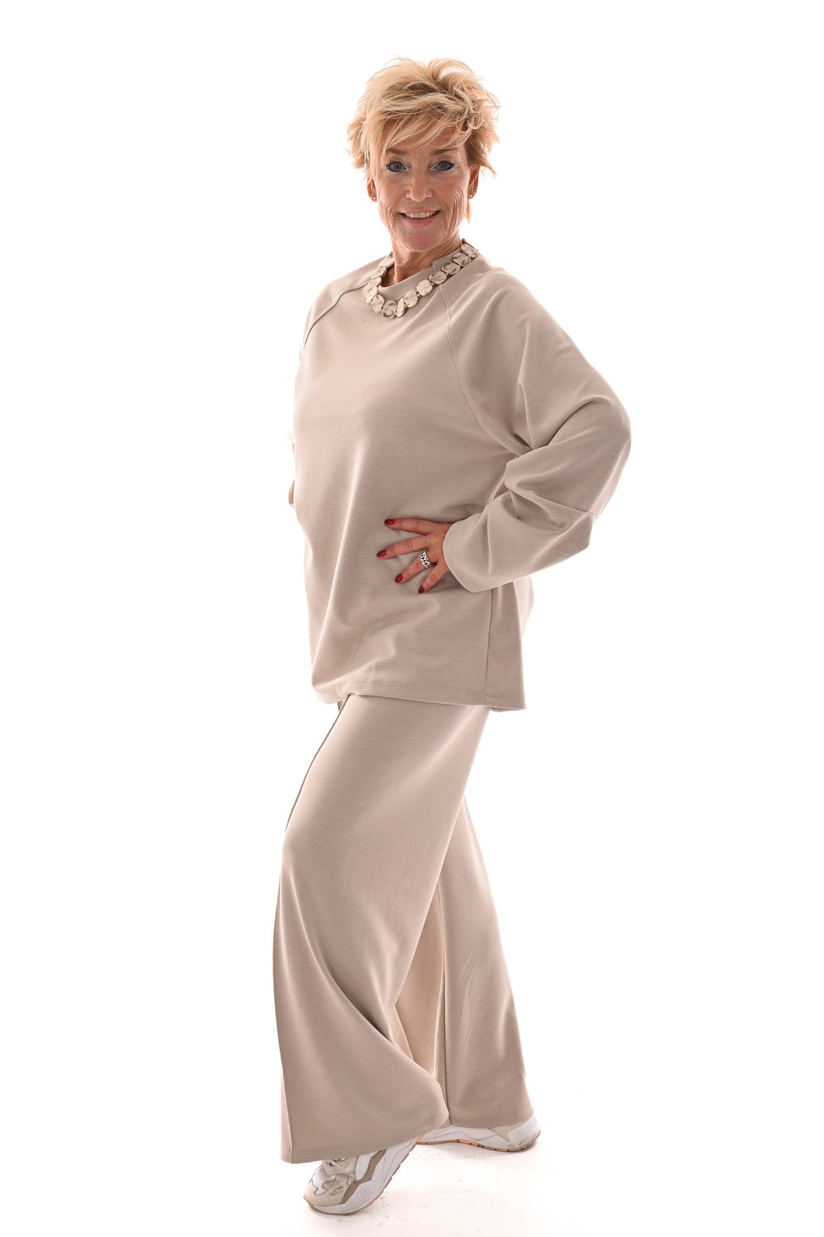 Tweedelig pak met gedrapeerde mouw en naad op de broek beige