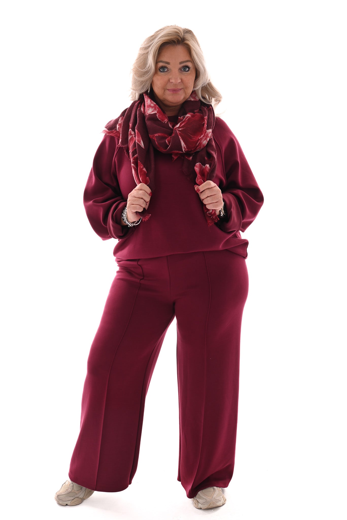 Tweedelig pak met gedrapeerde mouw en naad op de broek bordeaux