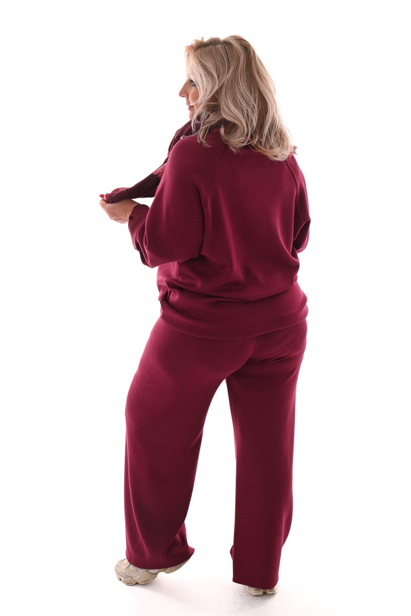 Tweedelig pak met gedrapeerde mouw en naad op de broek bordeaux