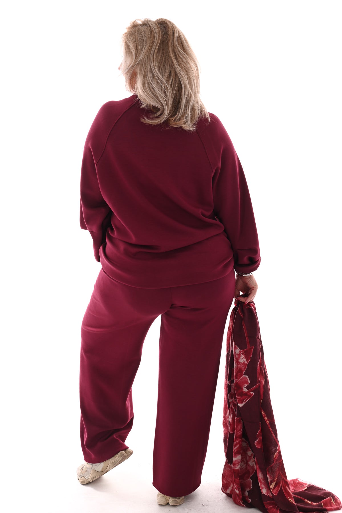 Tweedelig pak met gedrapeerde mouw en naad op de broek bordeaux