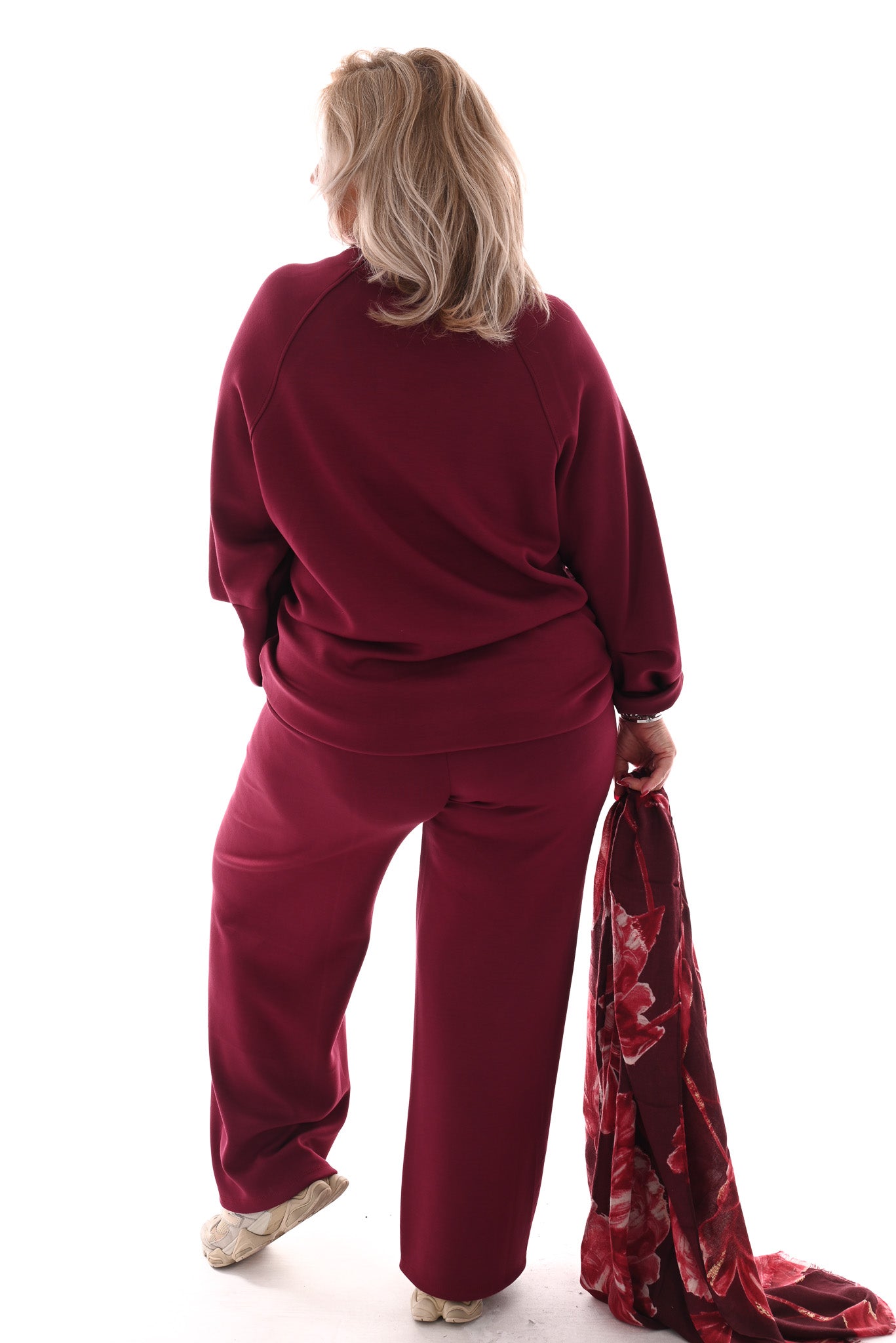 Tweedelig pak met gedrapeerde mouw en naad op de broek bordeaux