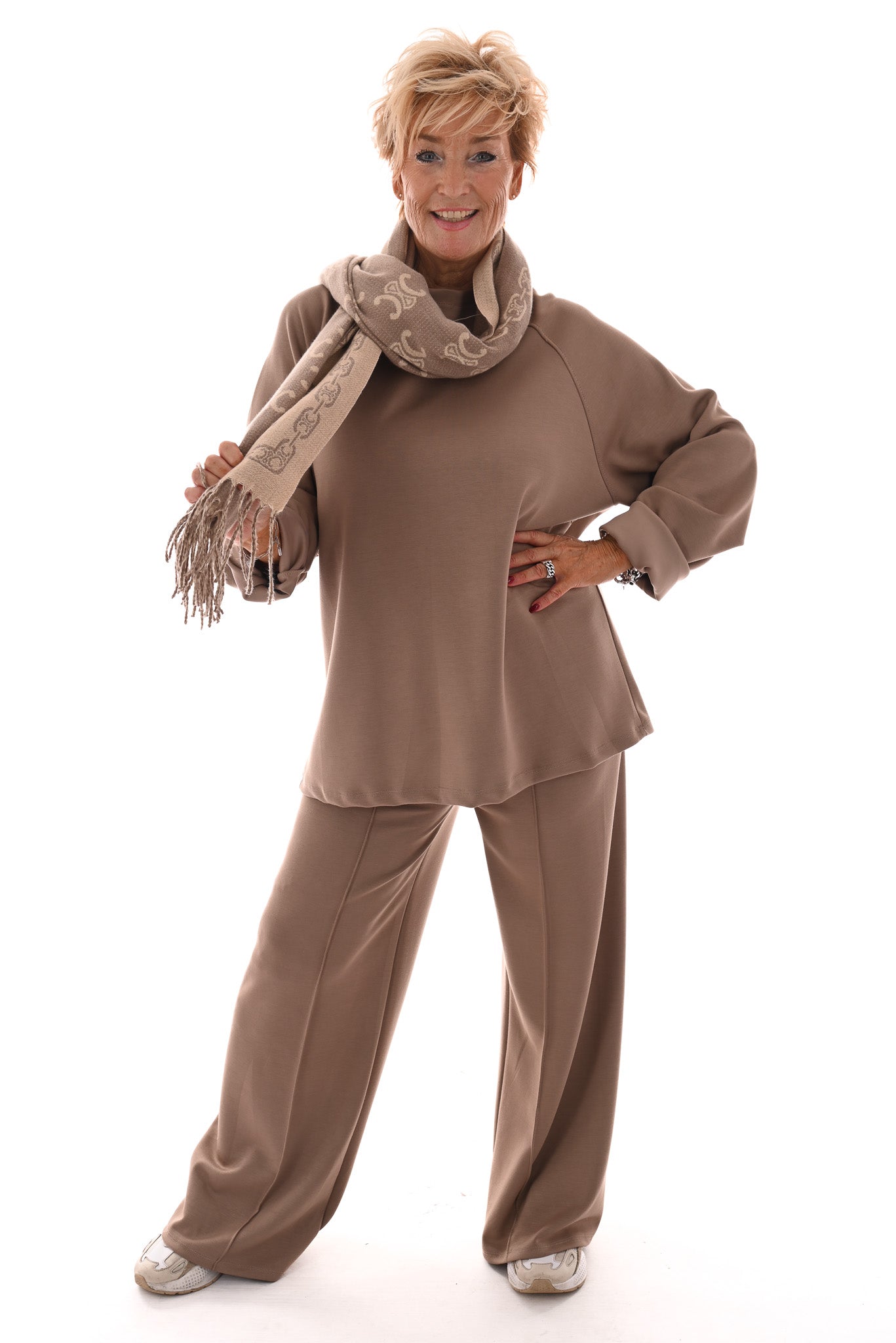Tweedelig pak met gedrapeerde mouw en naad op de broek taupe