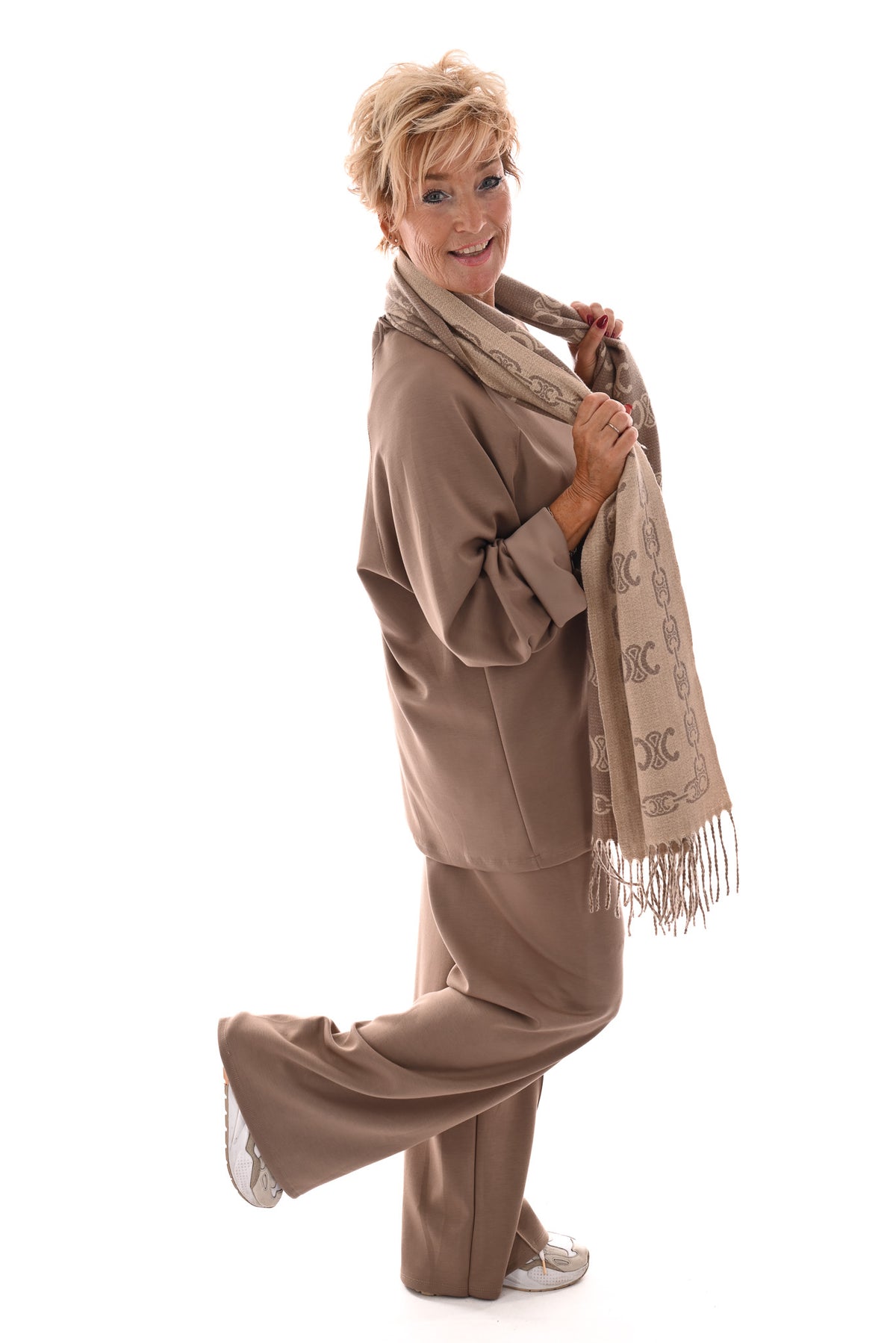 Tweedelig pak met gedrapeerde mouw en naad op de broek taupe