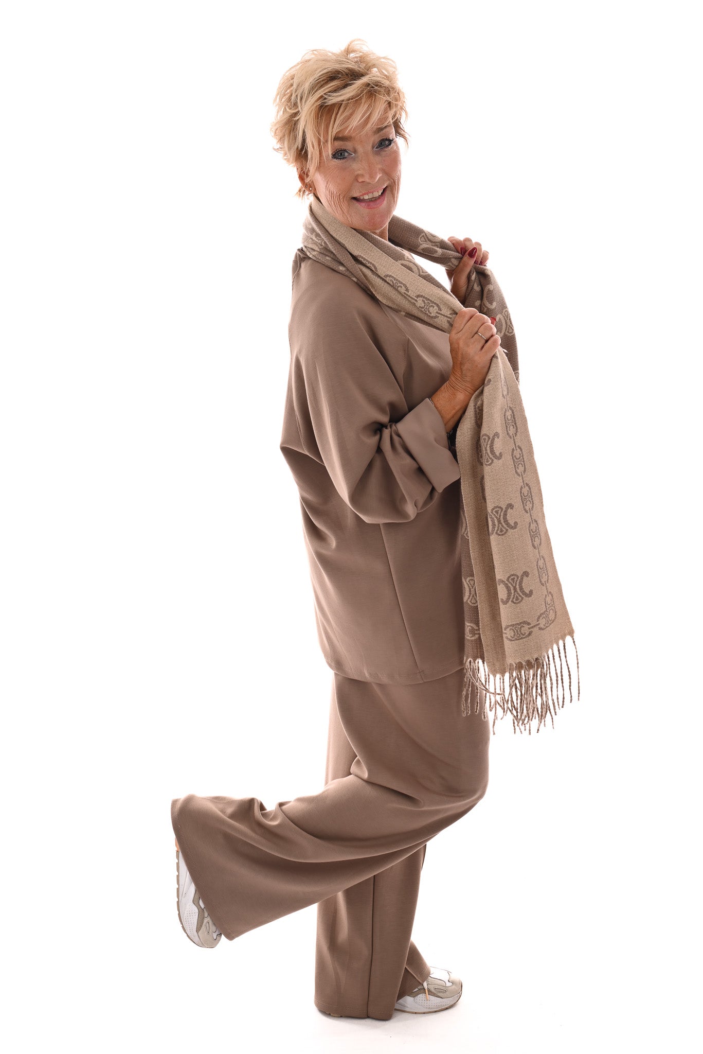 Tweedelig pak met gedrapeerde mouw en naad op de broek taupe