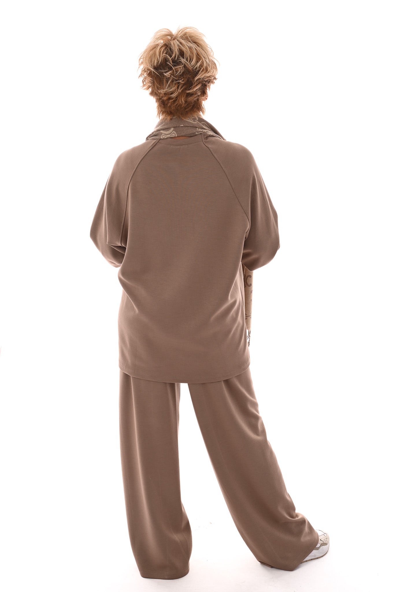 Tweedelig pak met gedrapeerde mouw en naad op de broek taupe