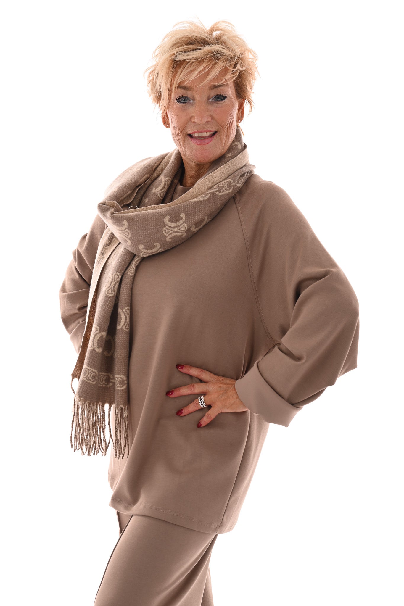 Tweedelig pak met gedrapeerde mouw en naad op de broek taupe