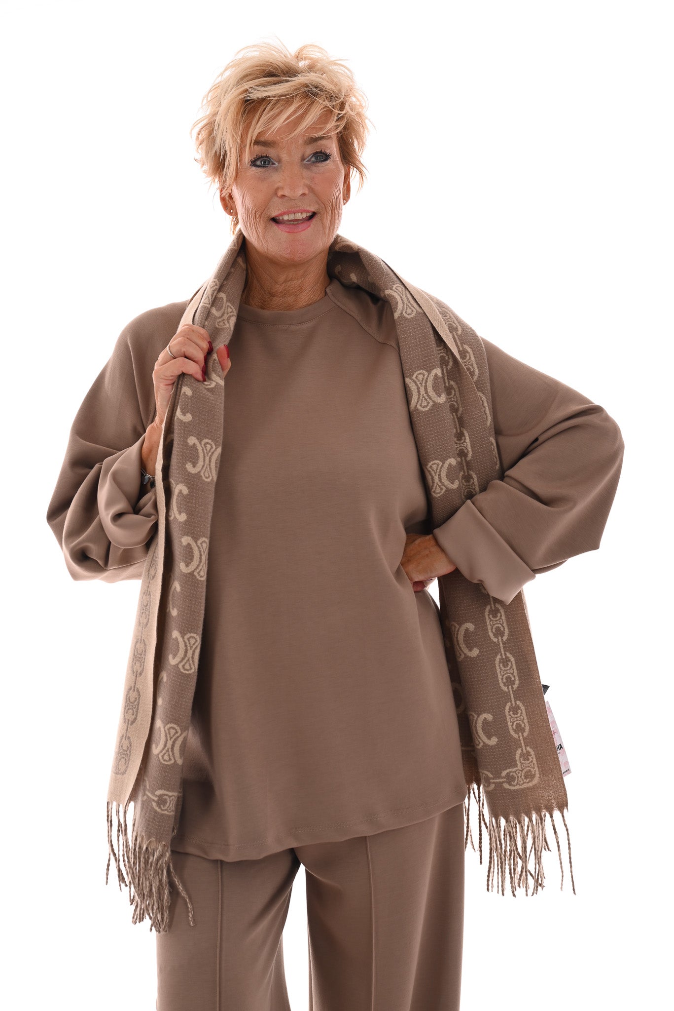Tweedelig pak met gedrapeerde mouw en naad op de broek taupe