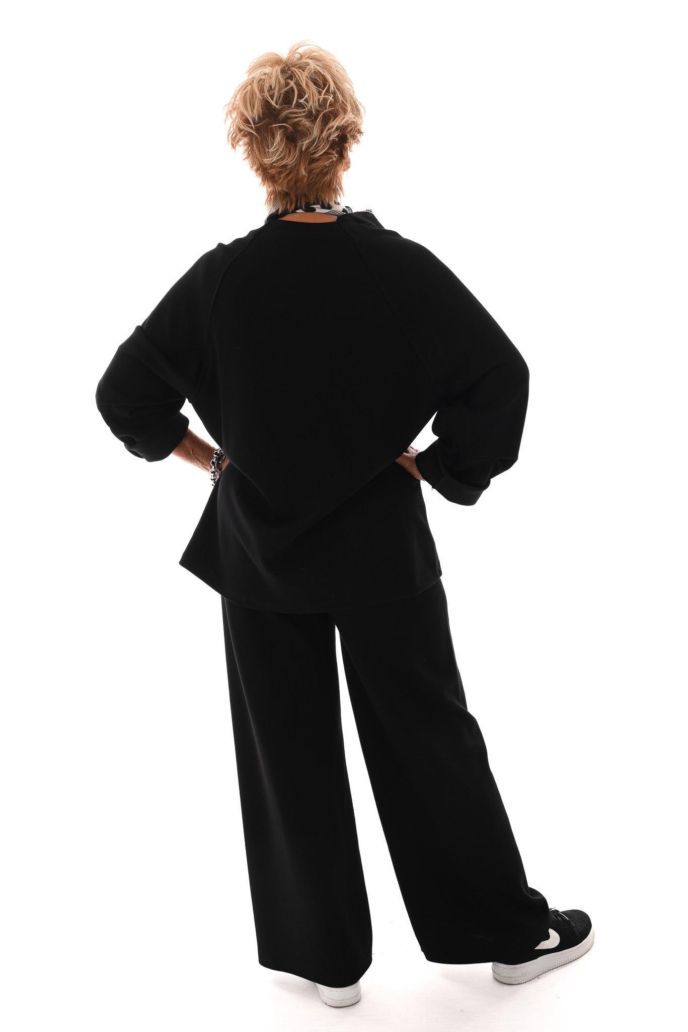 Tweedelig pak met gedrapeerde mouw en naad op de broek zwart
