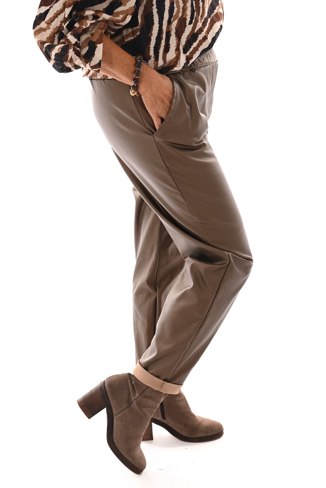 Leatherlook jogger goud