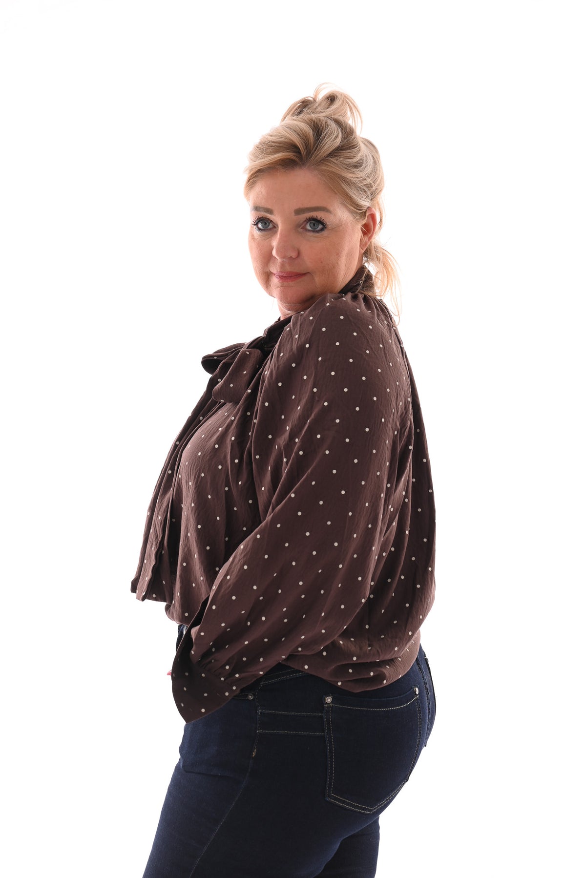 Blouse kleine dots met strik bruin